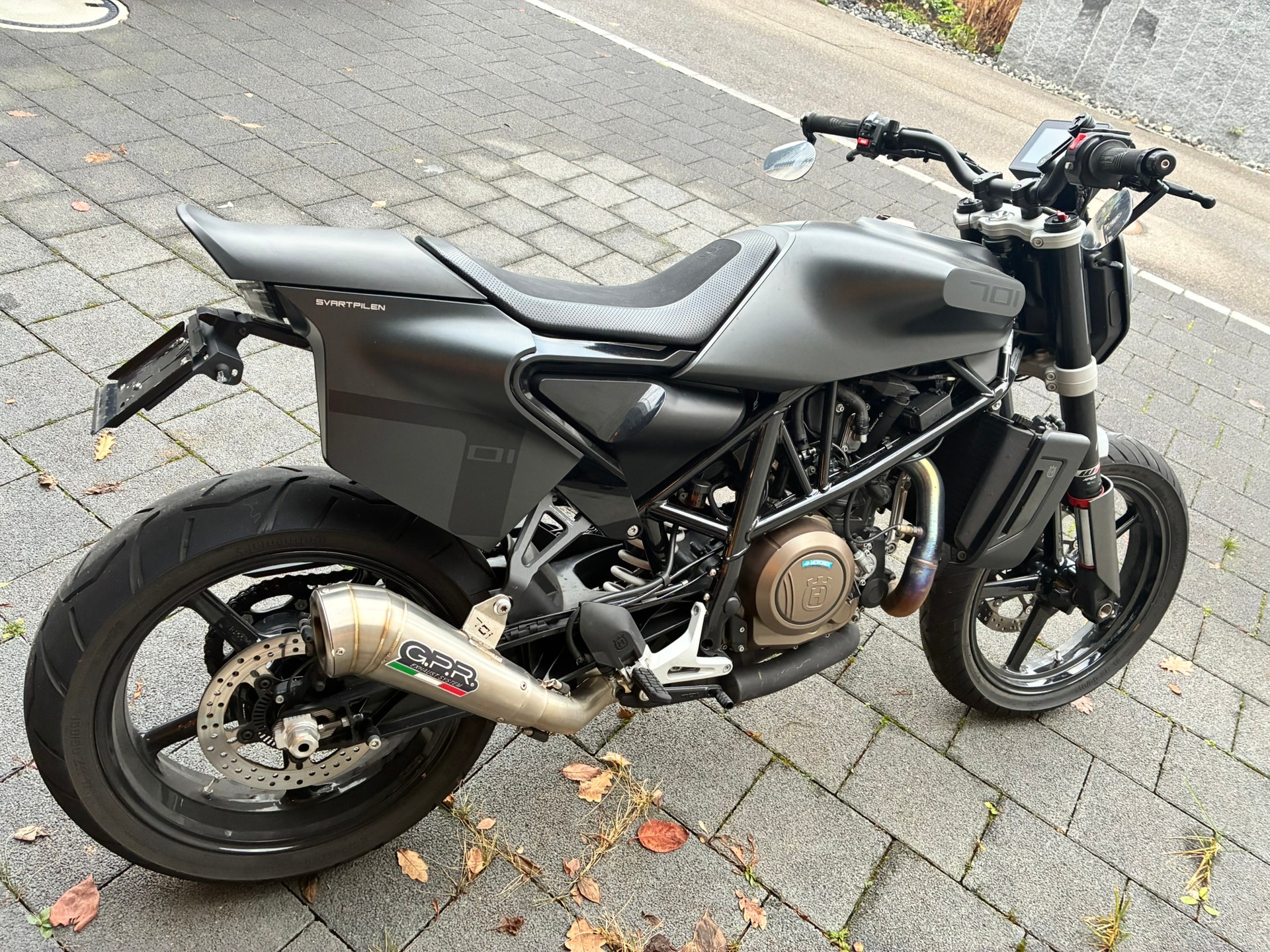 HUSQVARNA Svartpilen 701-image-2