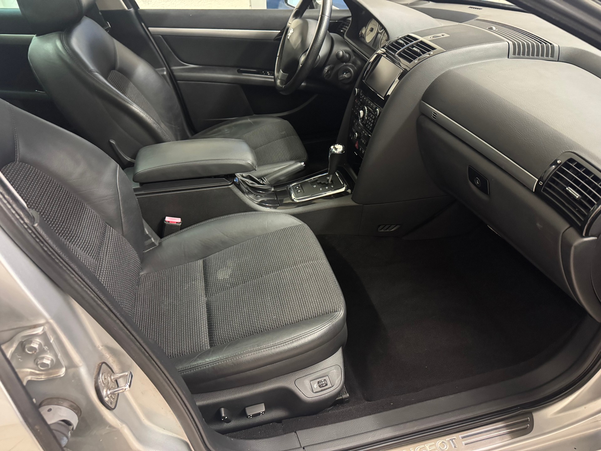 PEUGEOT 407 SW 3.0 SV Platinium Edition Automatic-image-11