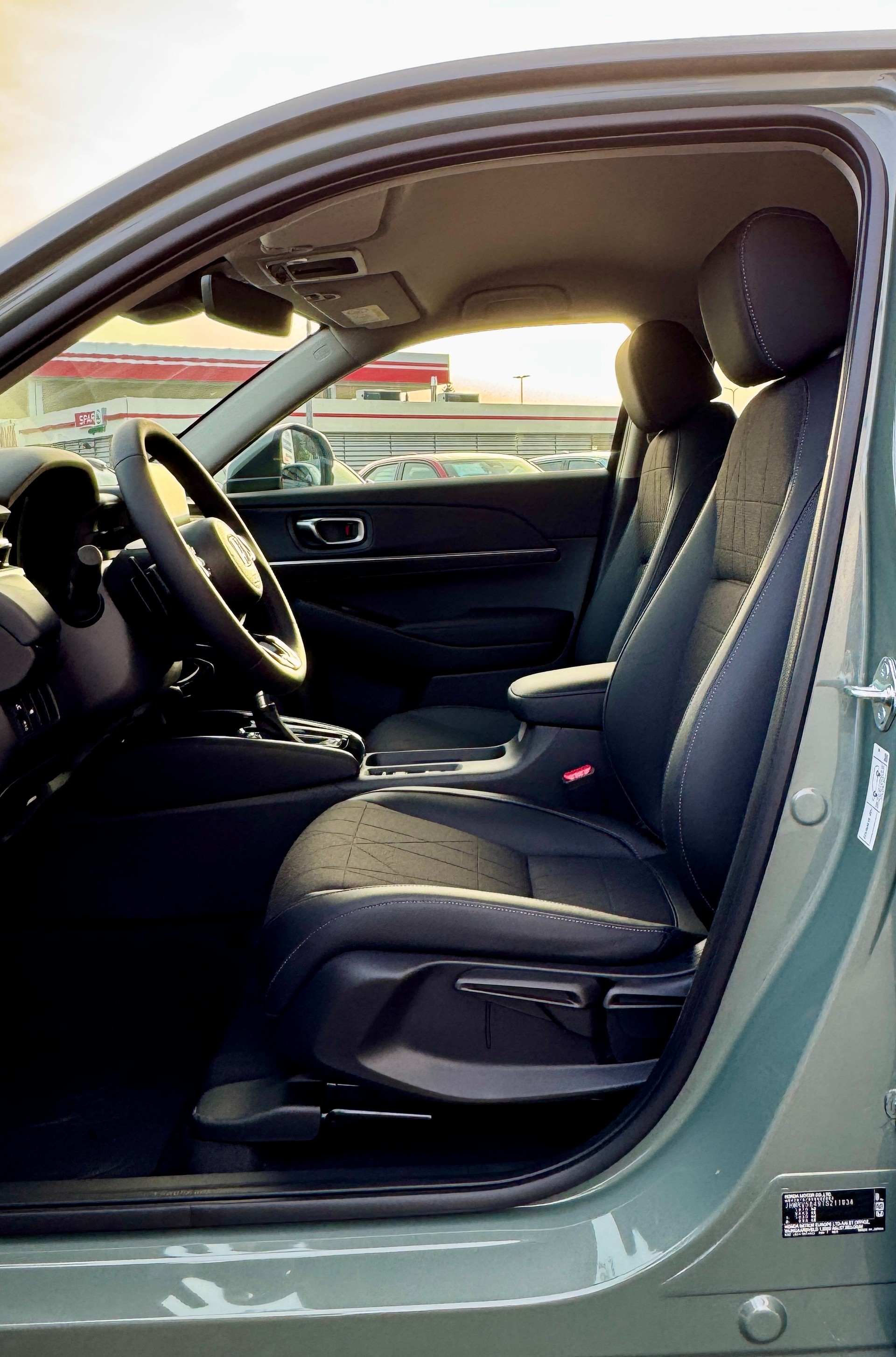 HONDA HR-V e:HEV 1.5l Advance Urban Grau, Sunlight White vorrätig 1.9% Leasing Aktion unschlagbar mit 8 Jahren Garantie-image-8