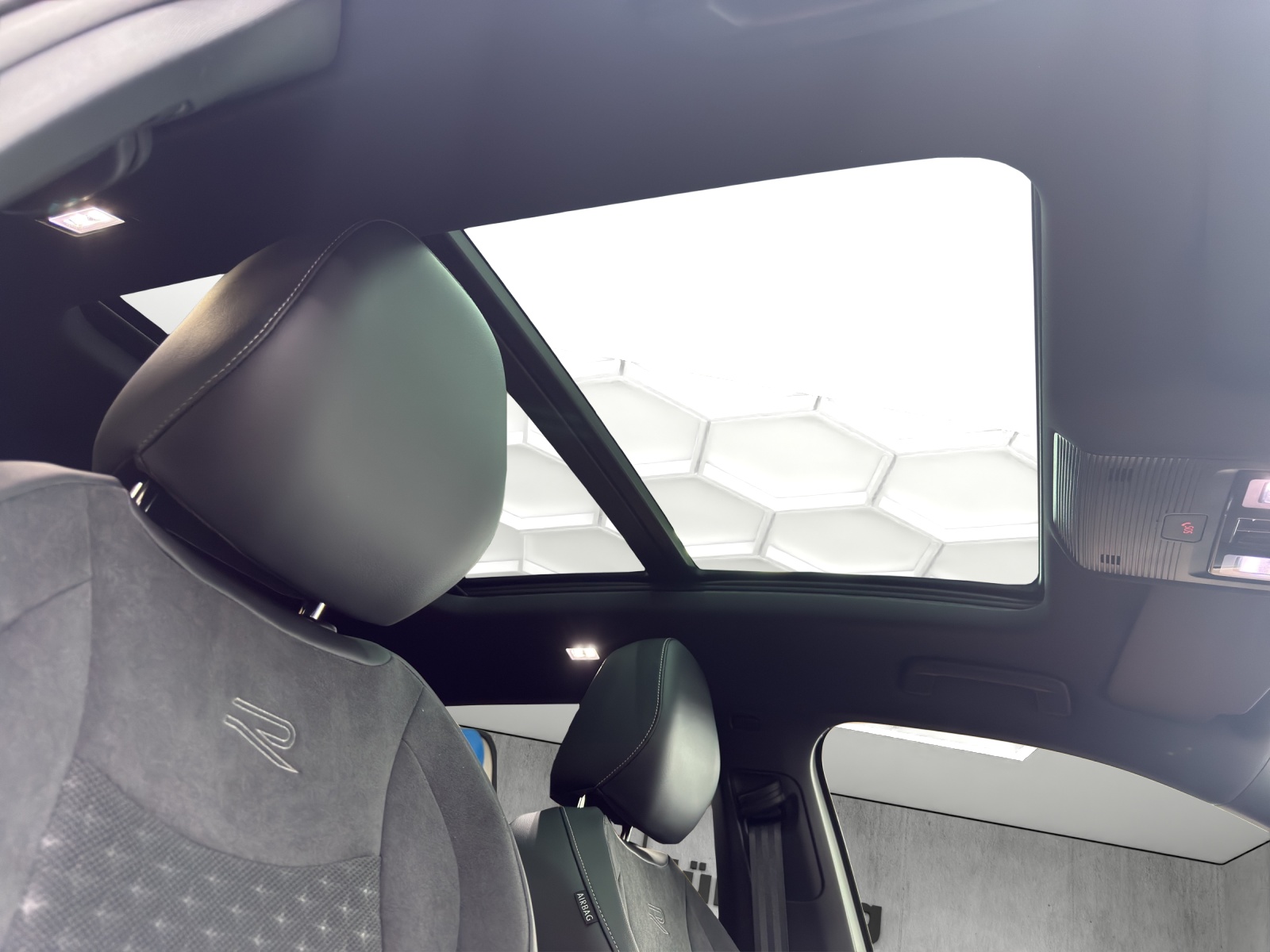 VW T-Roc 1.5 eTSI mHEV R-Line DSG-image-11