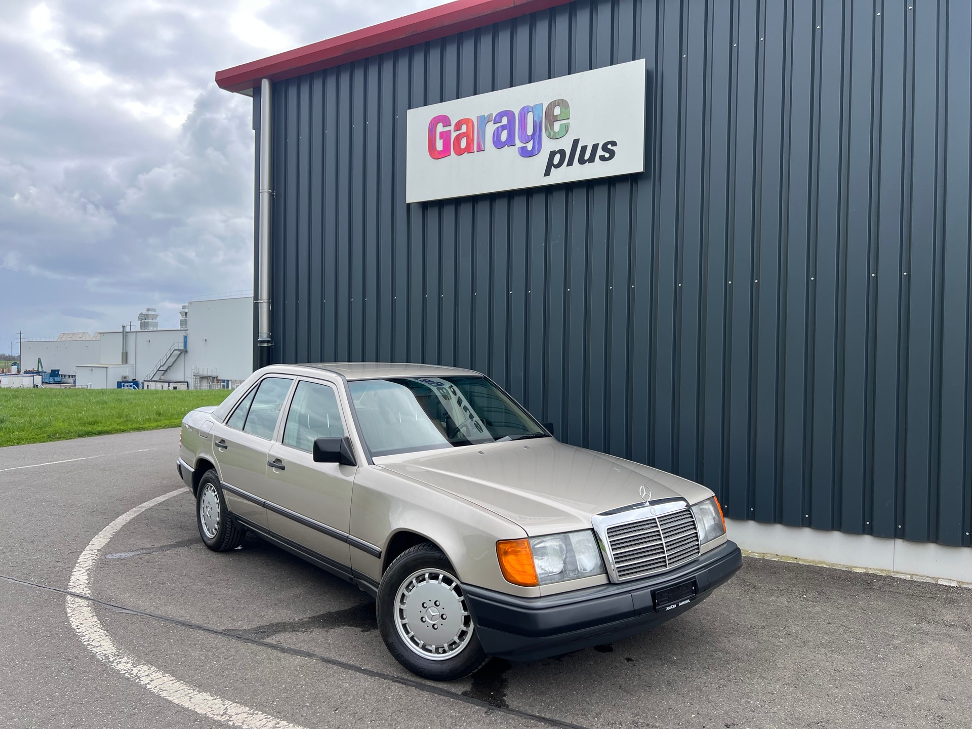 MERCEDES-BENZ 260 E-image-3