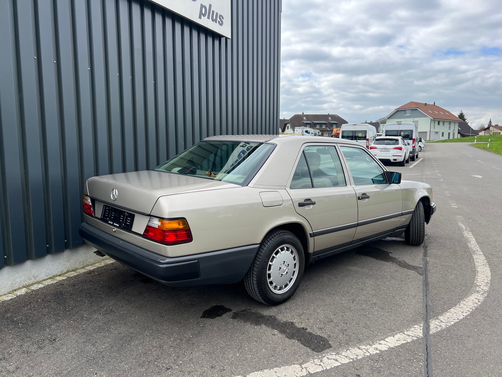 MERCEDES-BENZ 260 E-image-5
