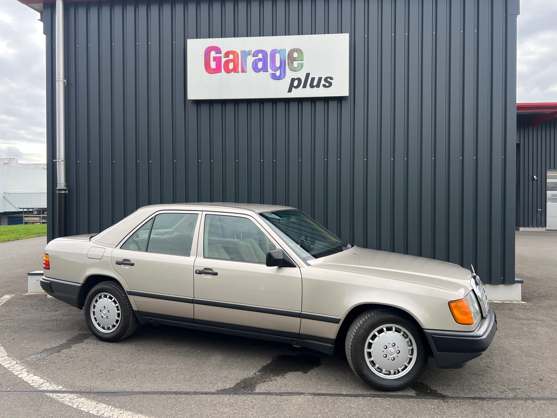 MERCEDES-BENZ 260 E-image-4