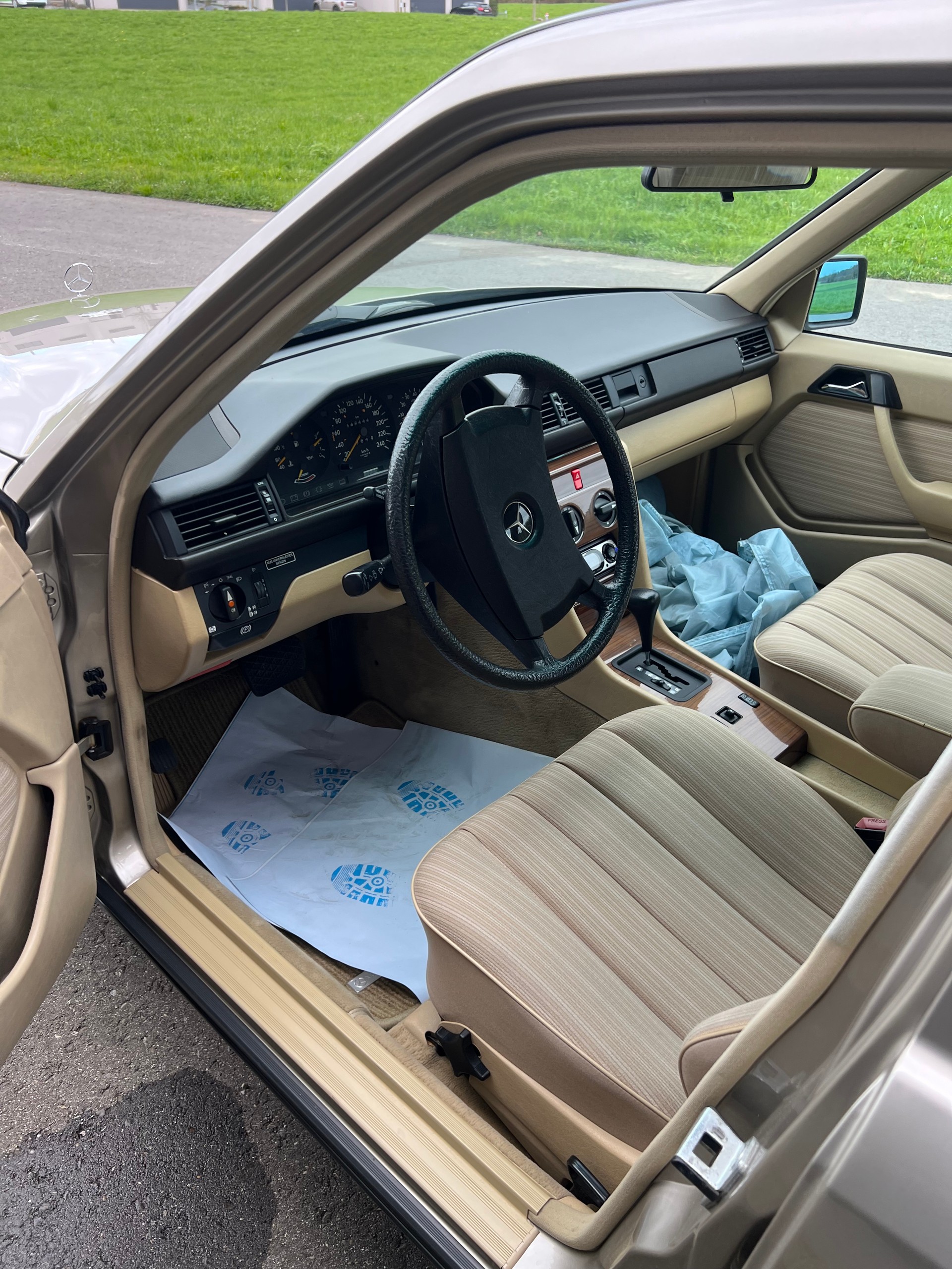 MERCEDES-BENZ 260 E-image-7