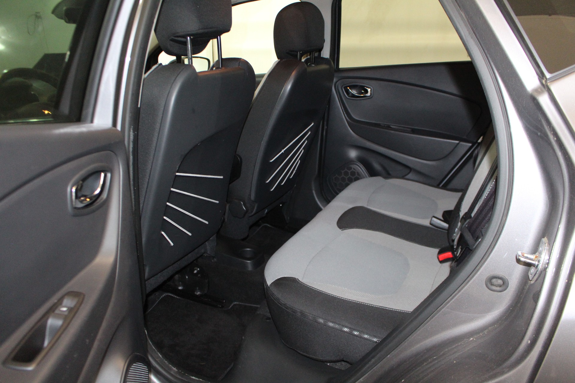 RENAULT Captur 1.5 dCi Privilege S/S-image-7