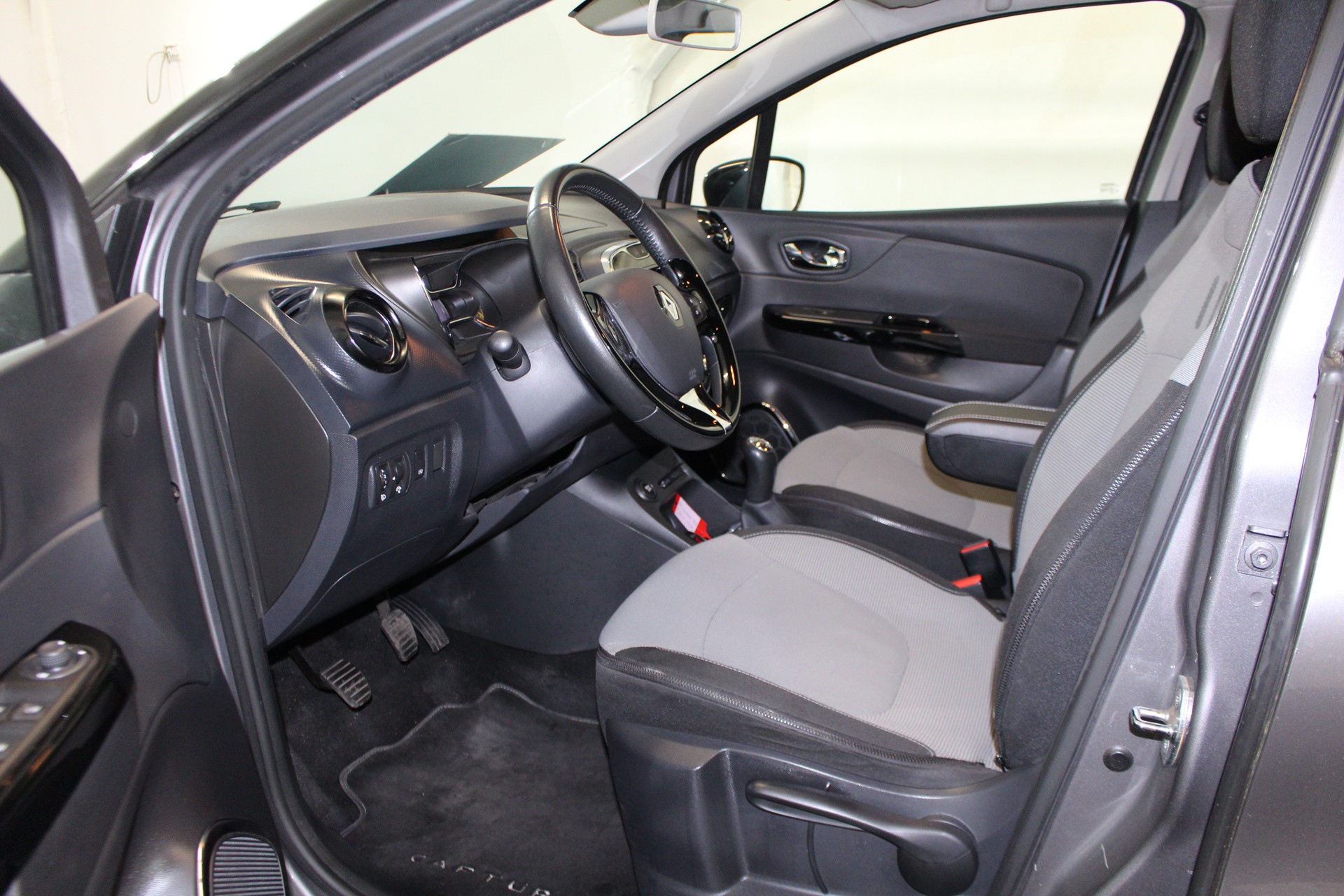 RENAULT Captur 1.5 dCi Privilege S/S-image-6