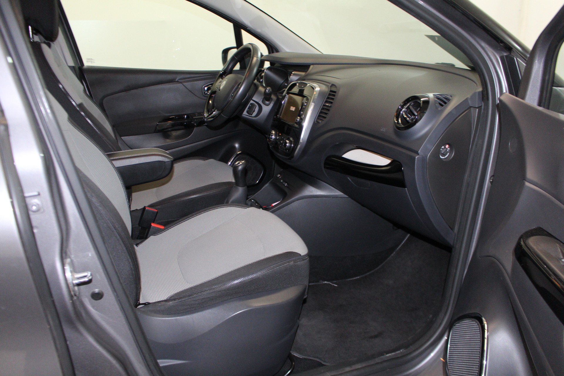 RENAULT Captur 1.5 dCi Privilege S/S-image-10