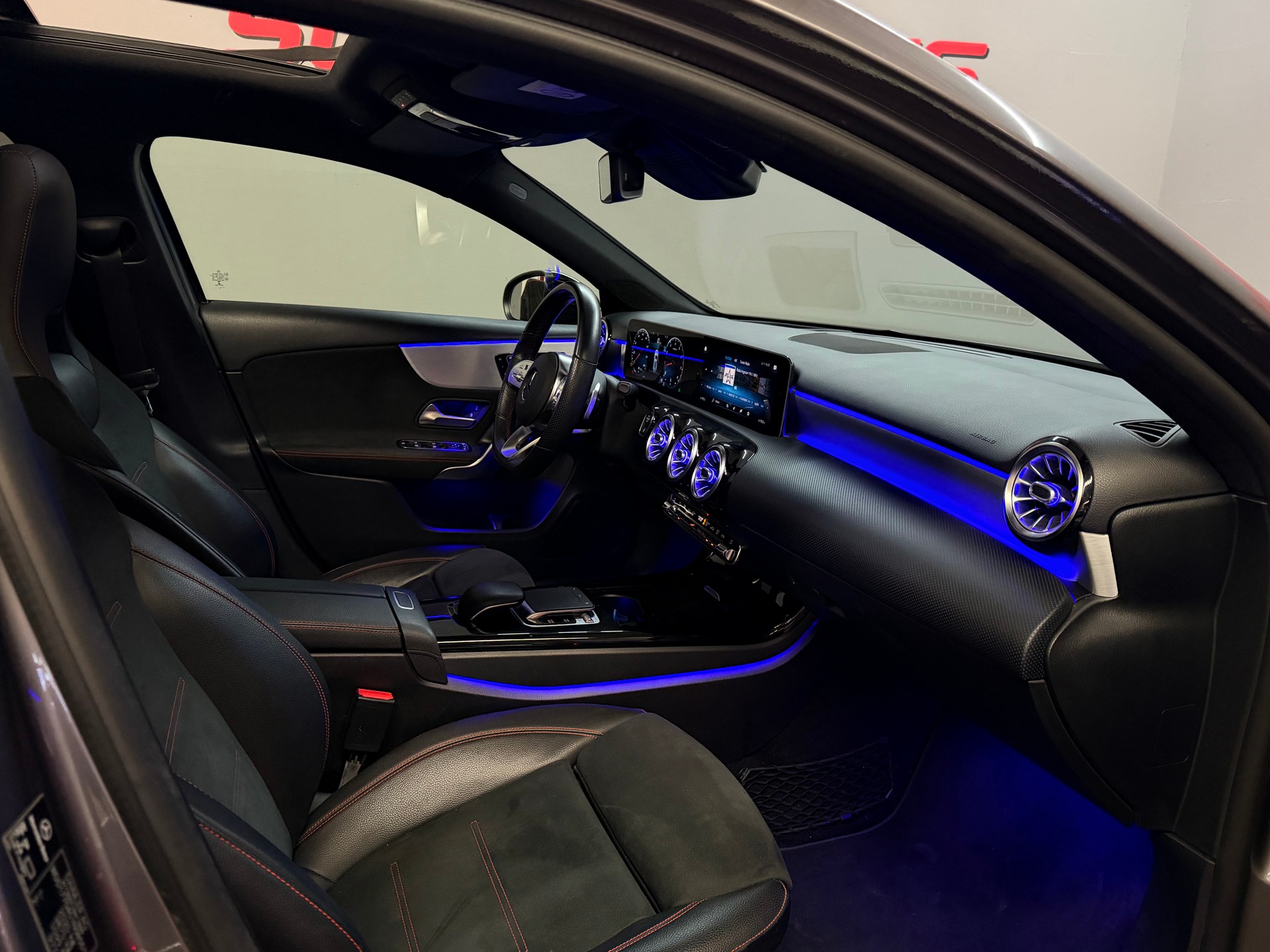 MERCEDES-BENZ A 220 AMG Line 7G-DCT 4Matic-image-17