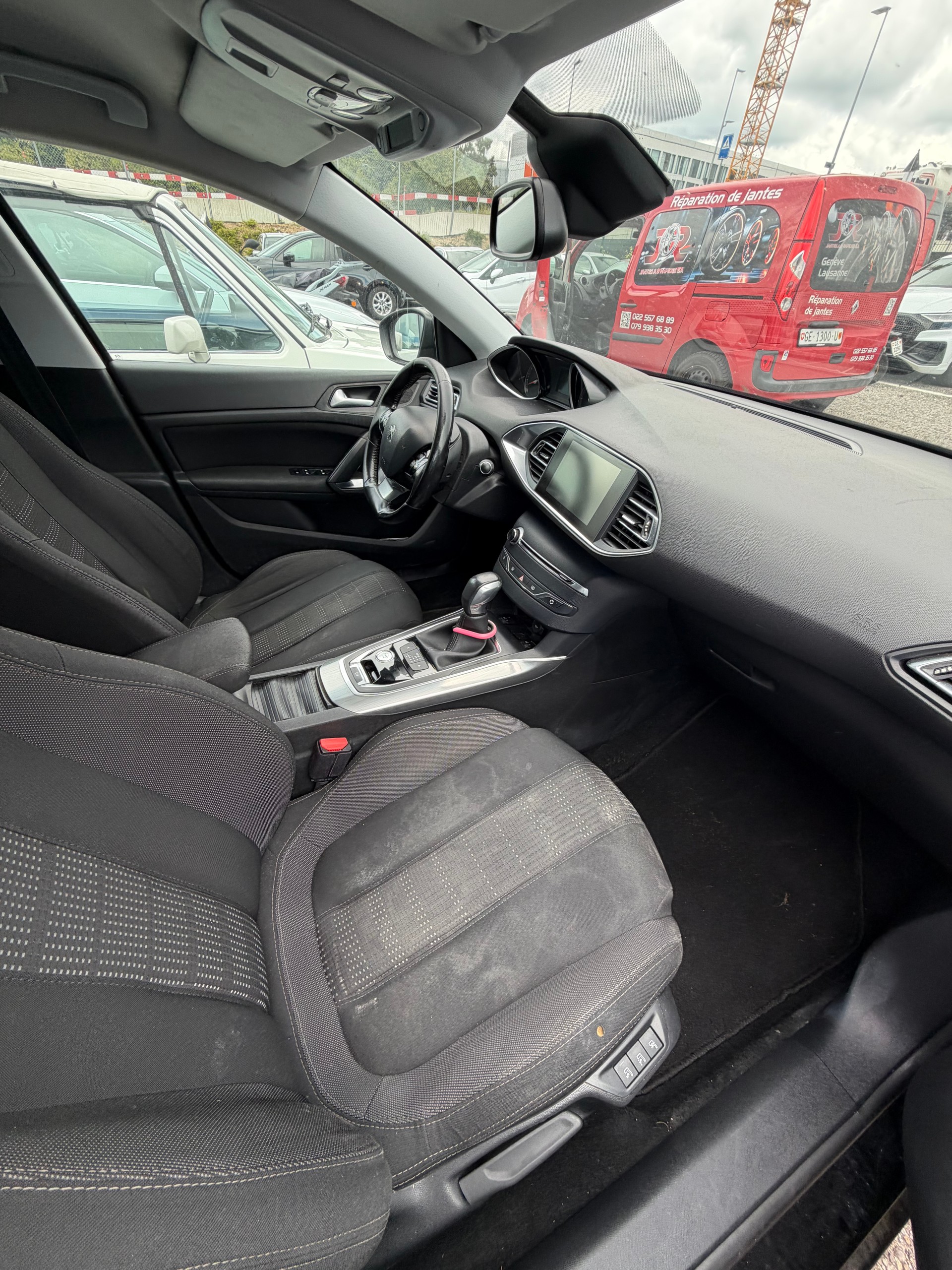 PEUGEOT 308 SW 1.6 BlueHDI Allure Automatic-image-6