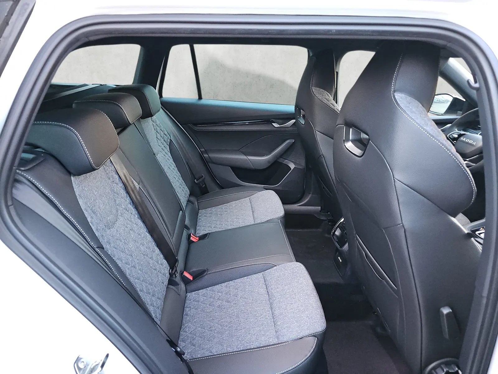 SKODA Octavia Combi 2.0 TSI DSG Sport Line 4x4-image-7