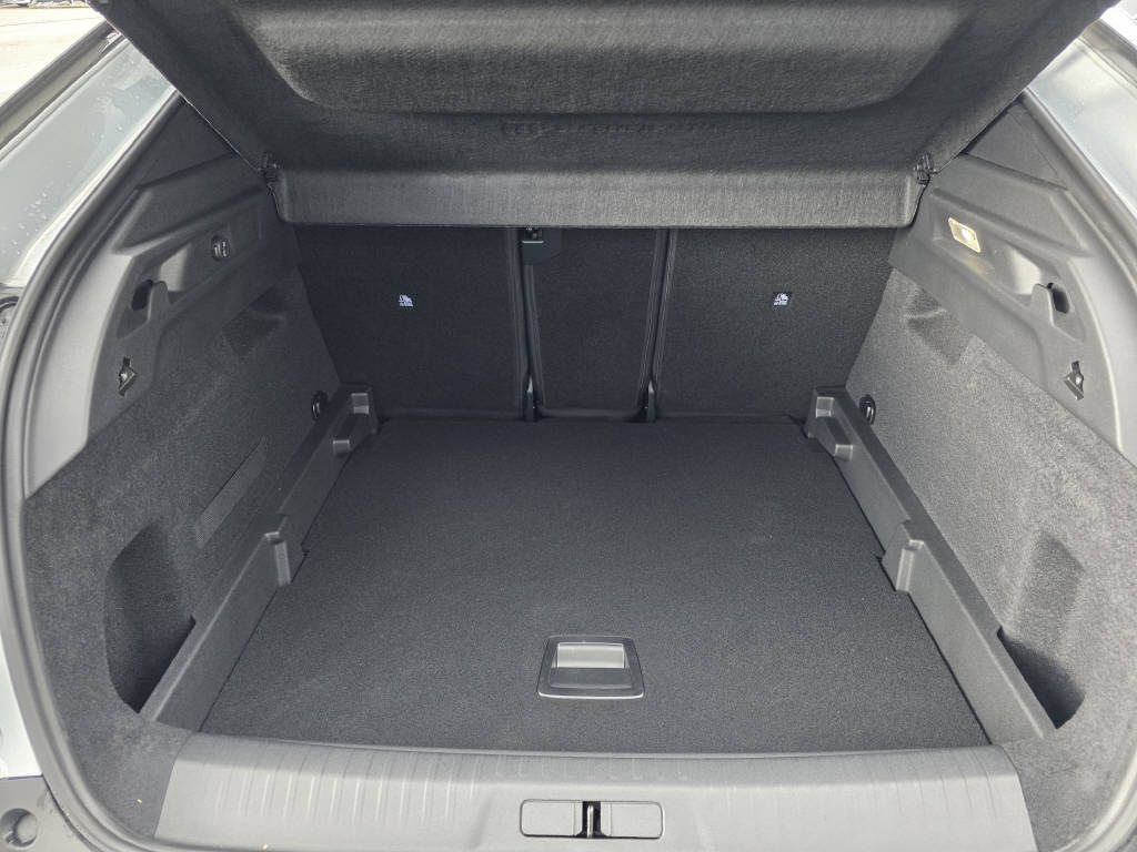 PEUGEOT 3008 1.2 Hybrid Allure-image-7