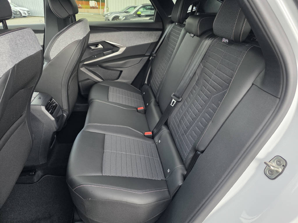 PEUGEOT 3008 1.2 Hybrid Allure-image-6