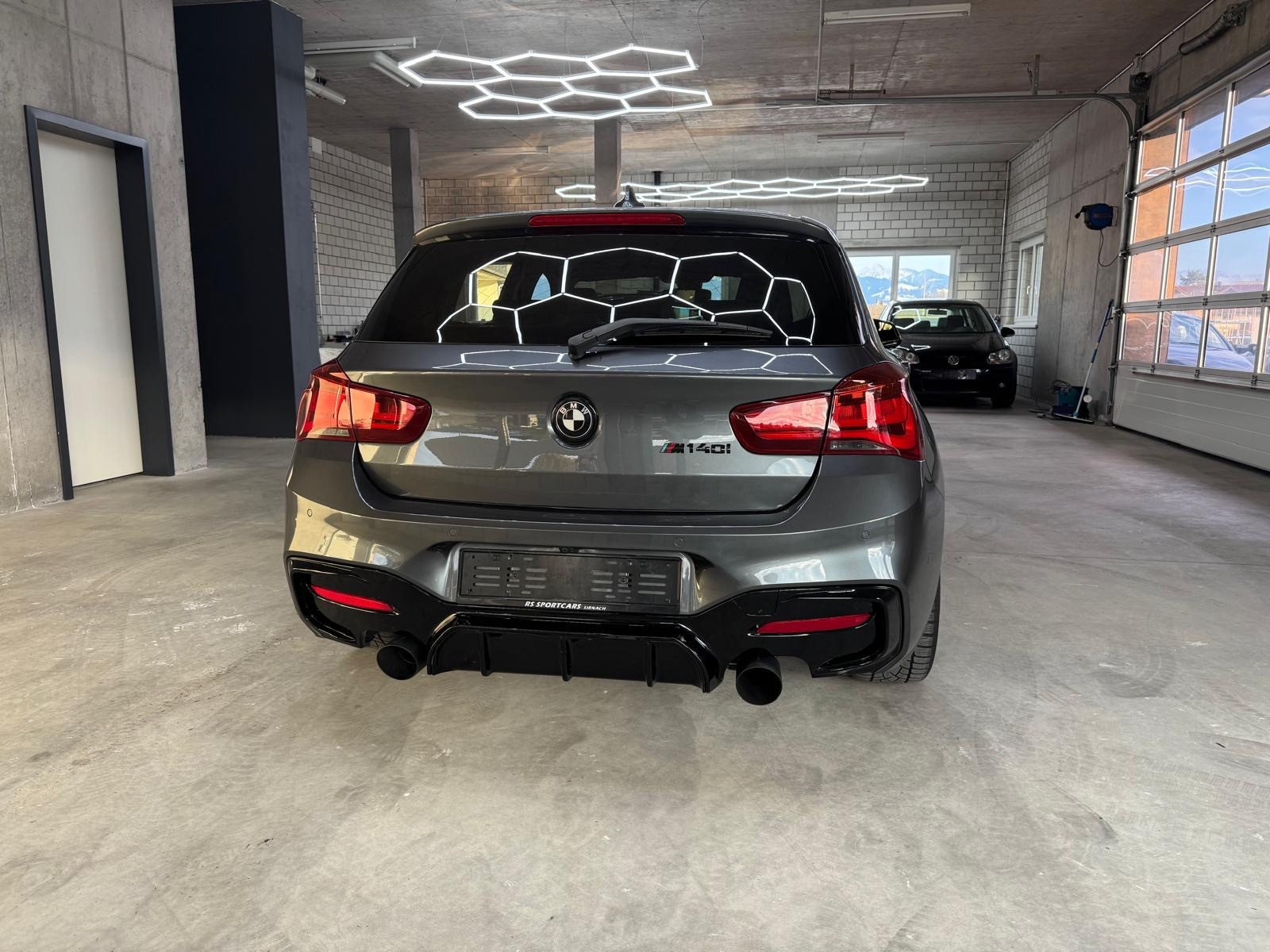 BMW M140i Steptronic-showroom-element-2