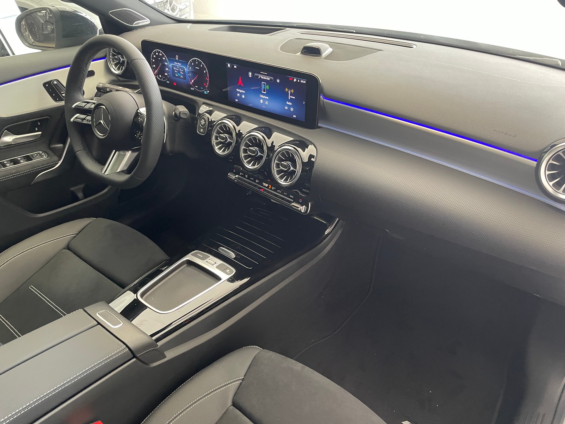 MERCEDES-BENZ A 250 4Matic 8G-DCT AMG Line-image-21