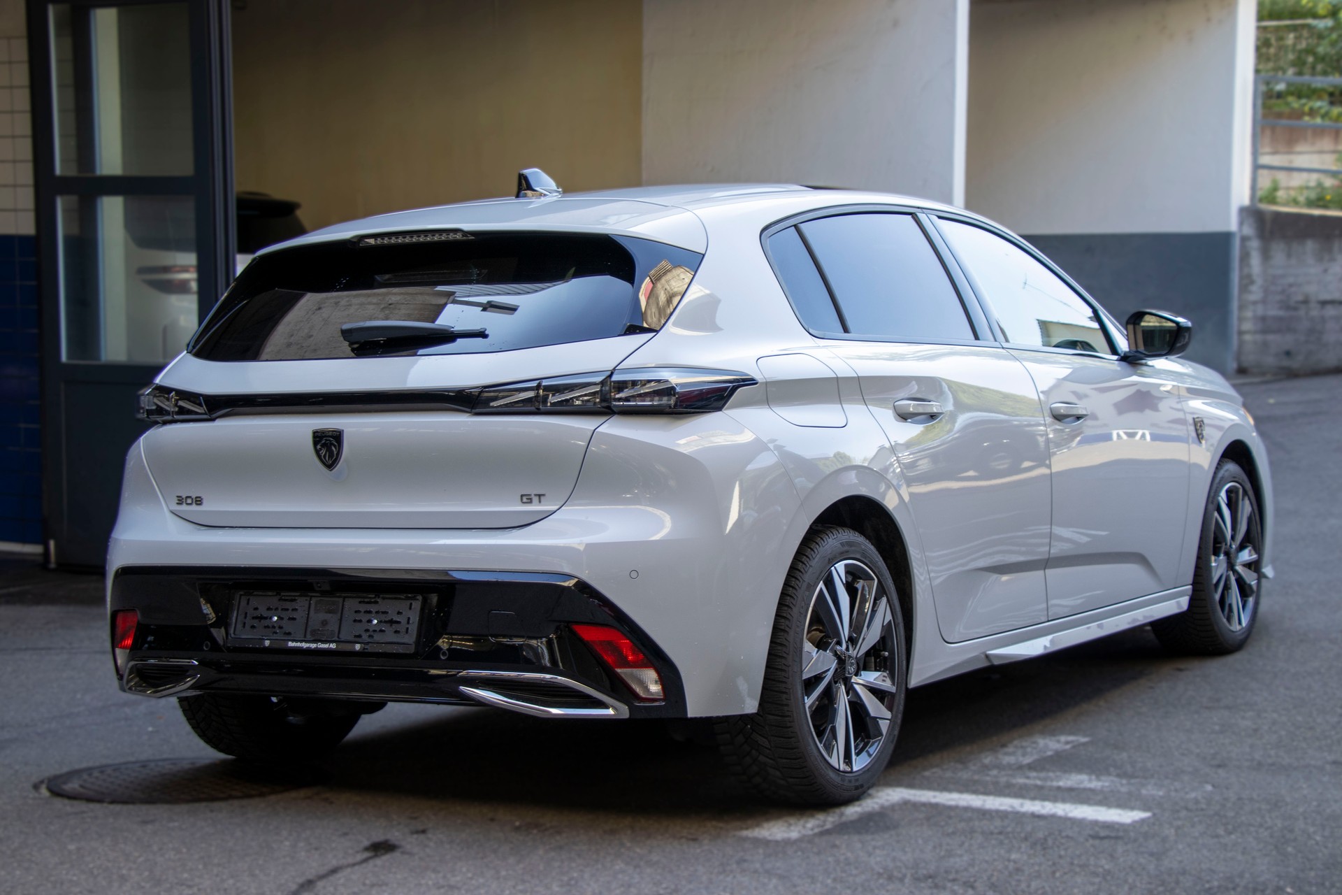 PEUGEOT 308 1.2 HEV 145 GT-showroom-element-2