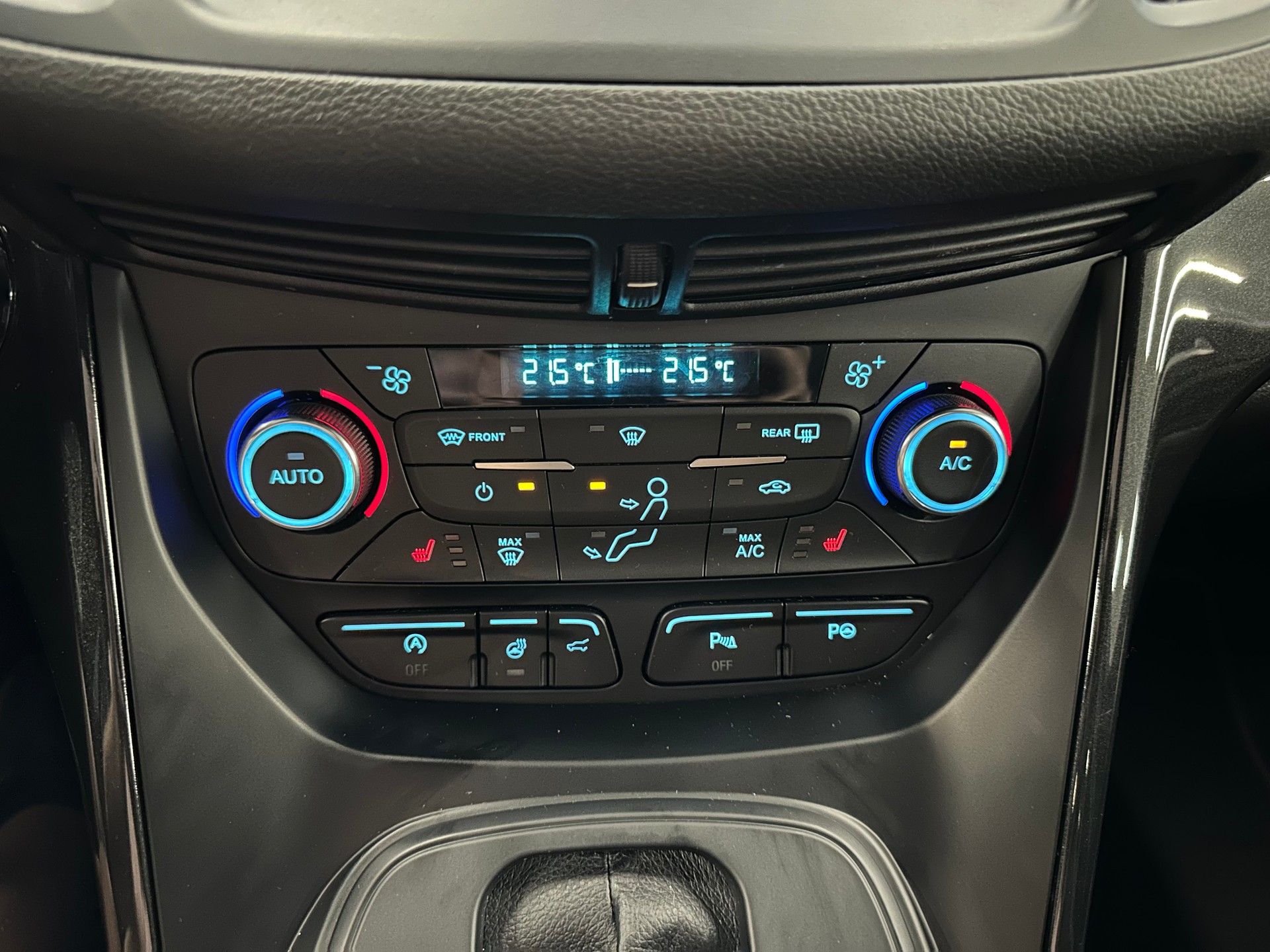 FORD Kuga 2.0 TDCi ST Line High 4WD PowerShift-image-16