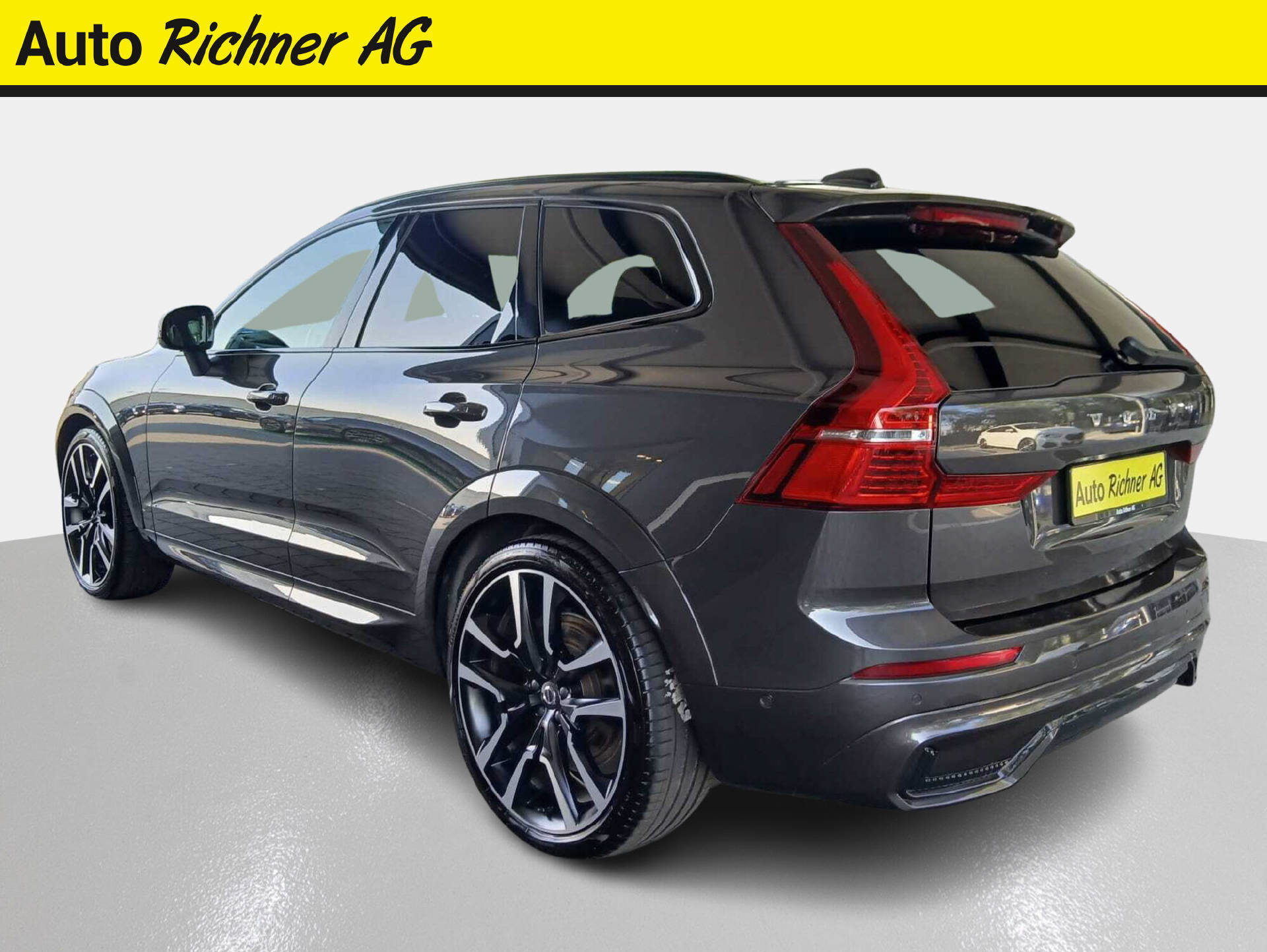 VOLVO XC60 2.0 B5 MH Ultimate Dark AWD-image-4