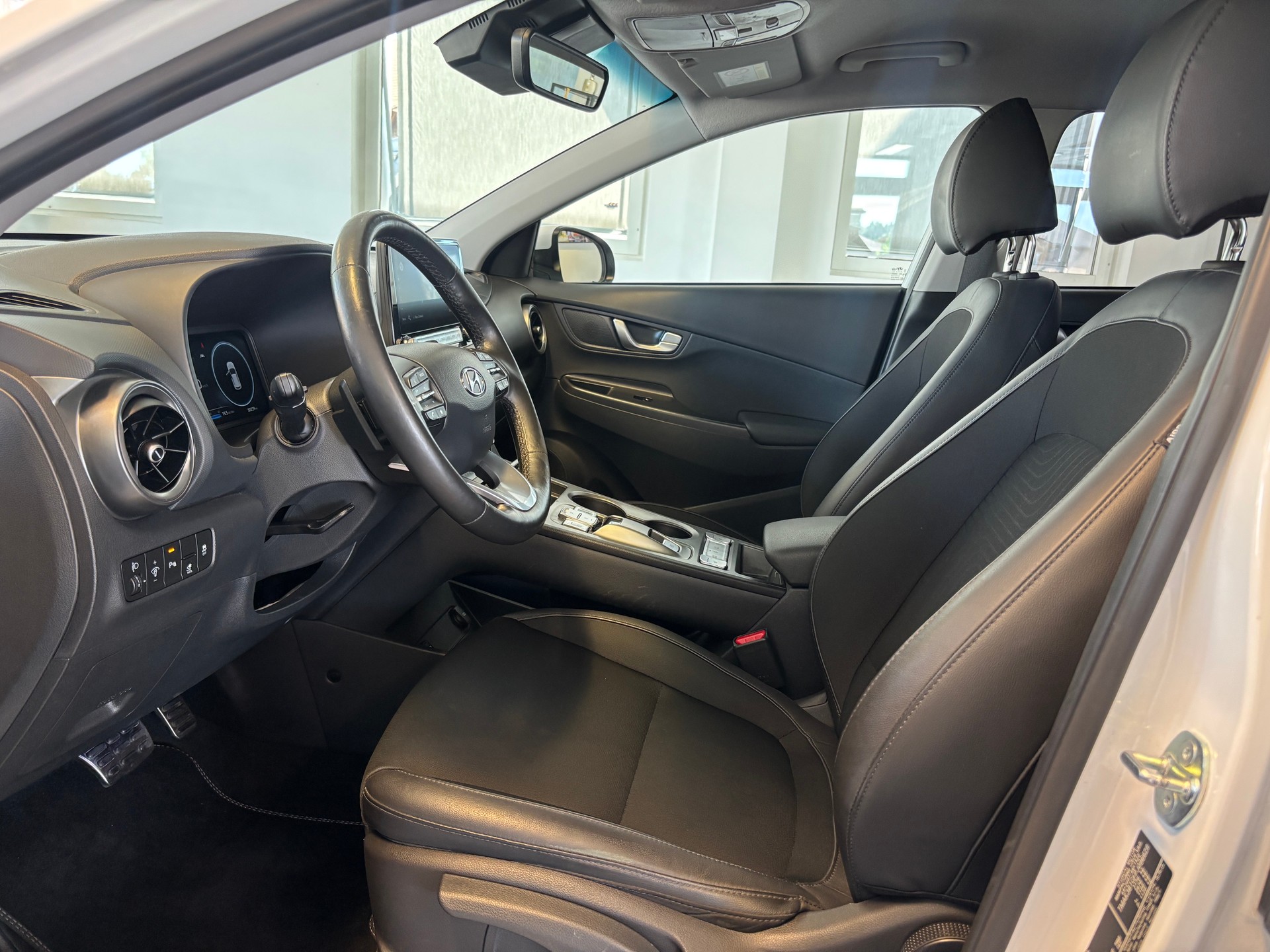 HYUNDAI Kona EV Amplia 64kWh-image-6