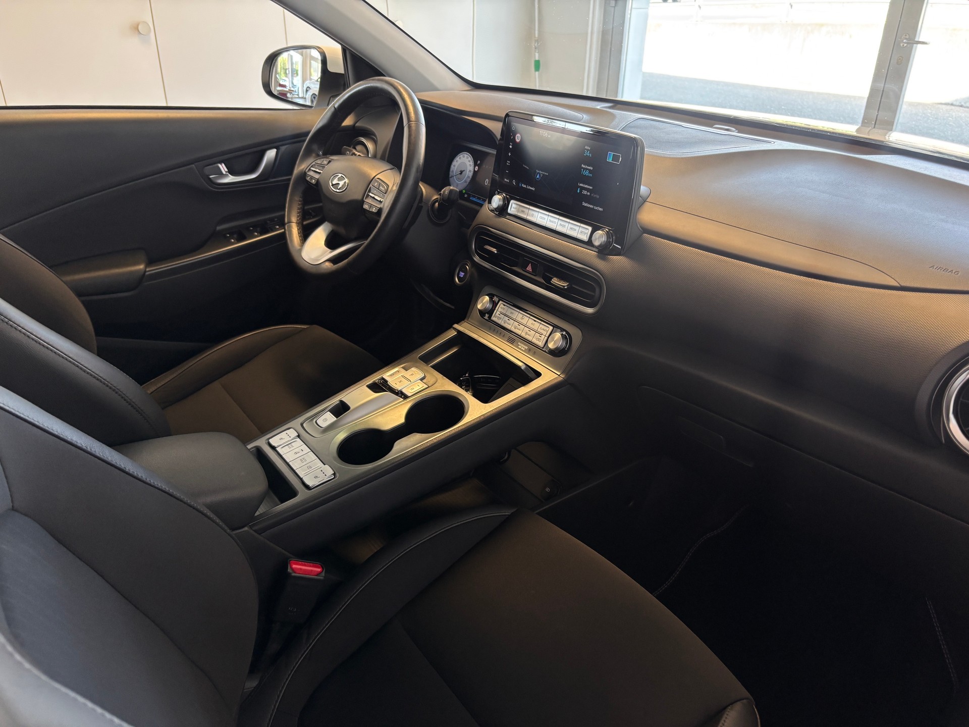 HYUNDAI Kona EV Amplia 64kWh-image-7