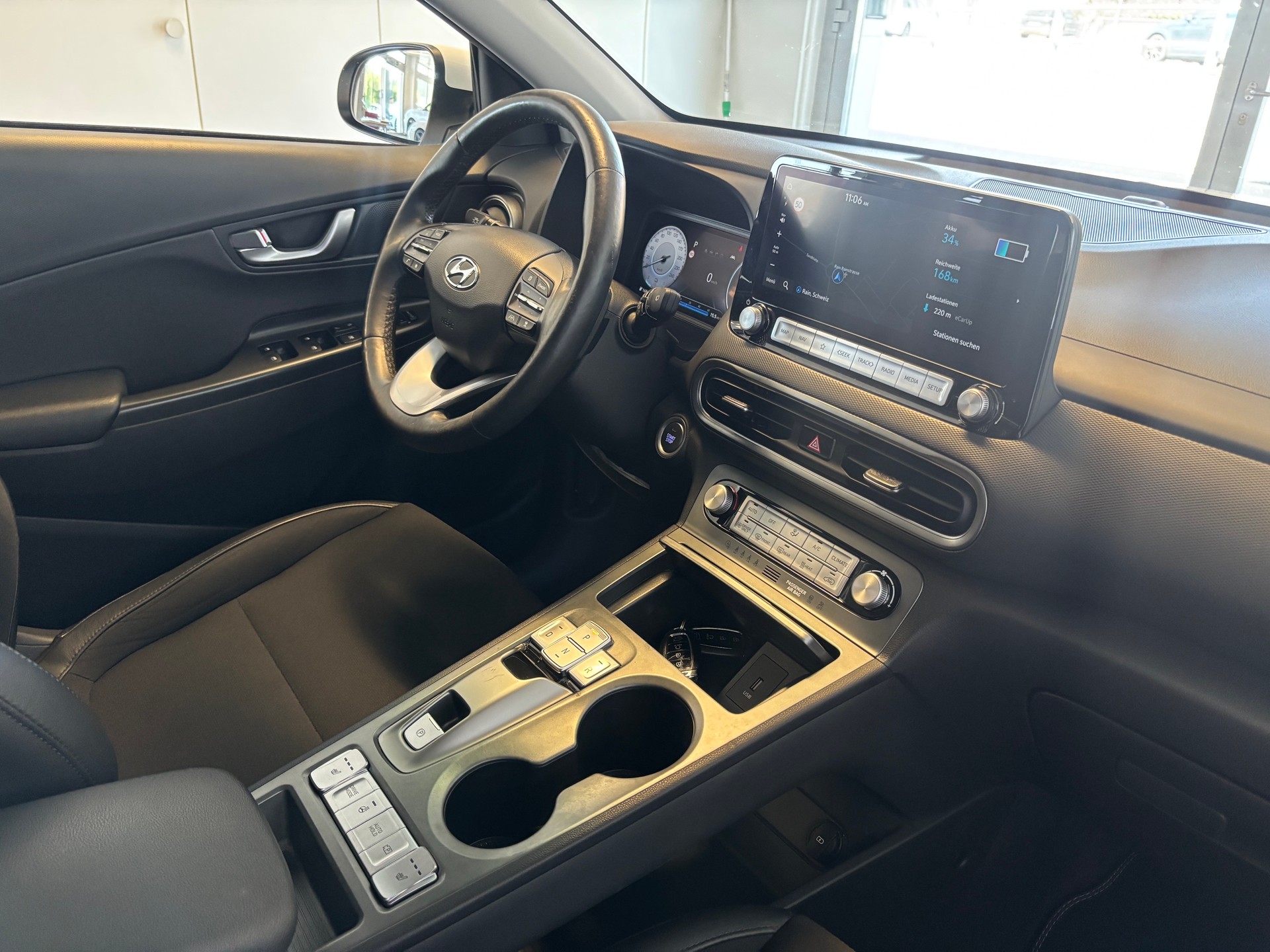 HYUNDAI Kona EV Amplia 64kWh-image-8