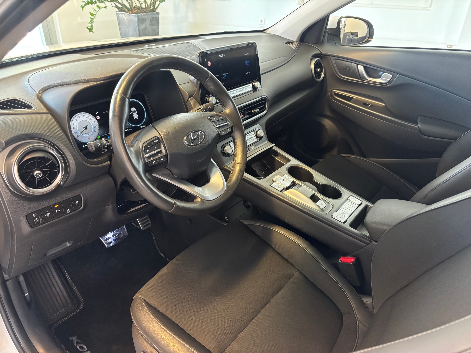 HYUNDAI Kona EV Amplia 64kWh-image-4