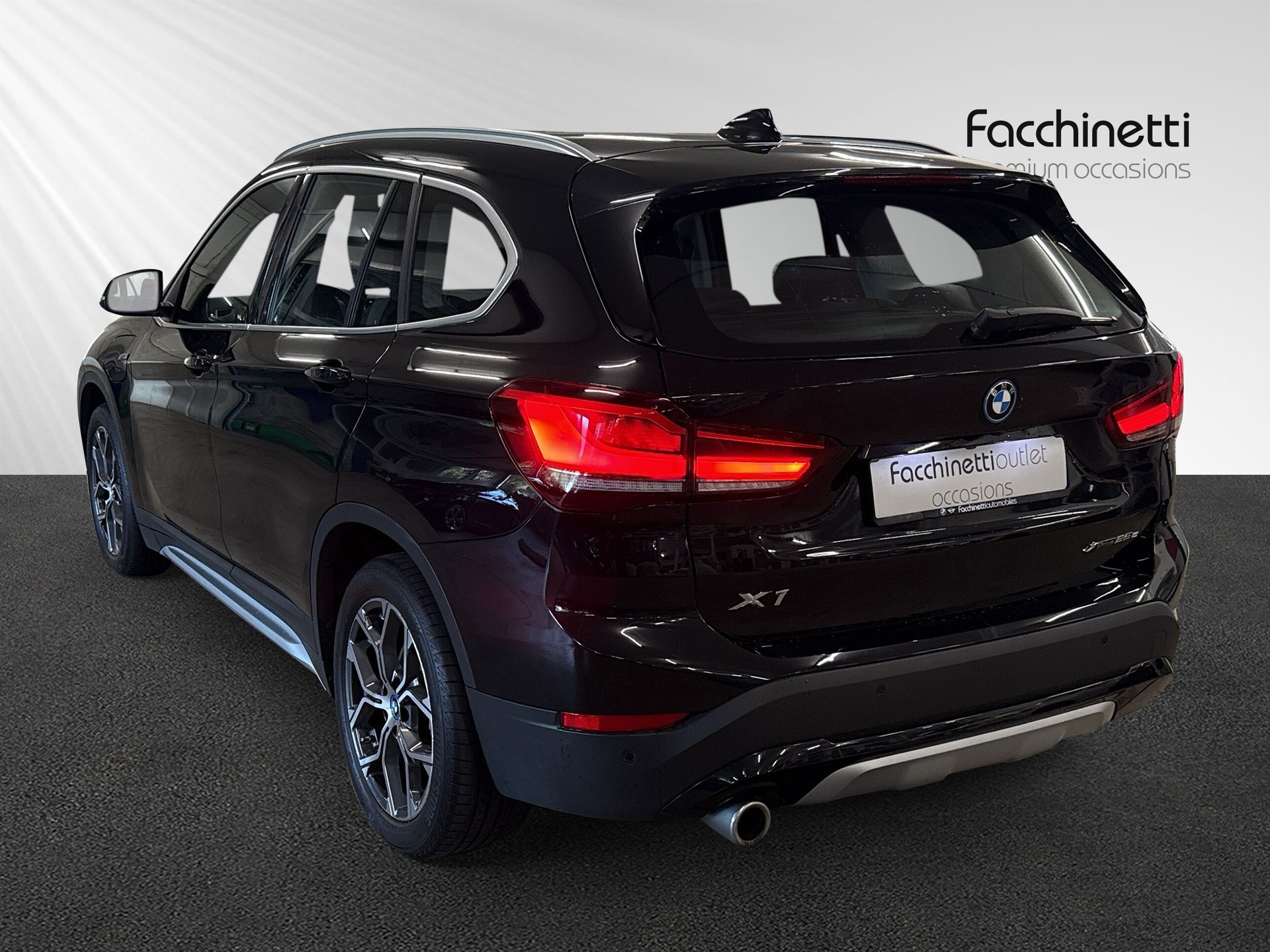 BMW X1 xDrive 25e xLine Steptronic-showroom-element-2
