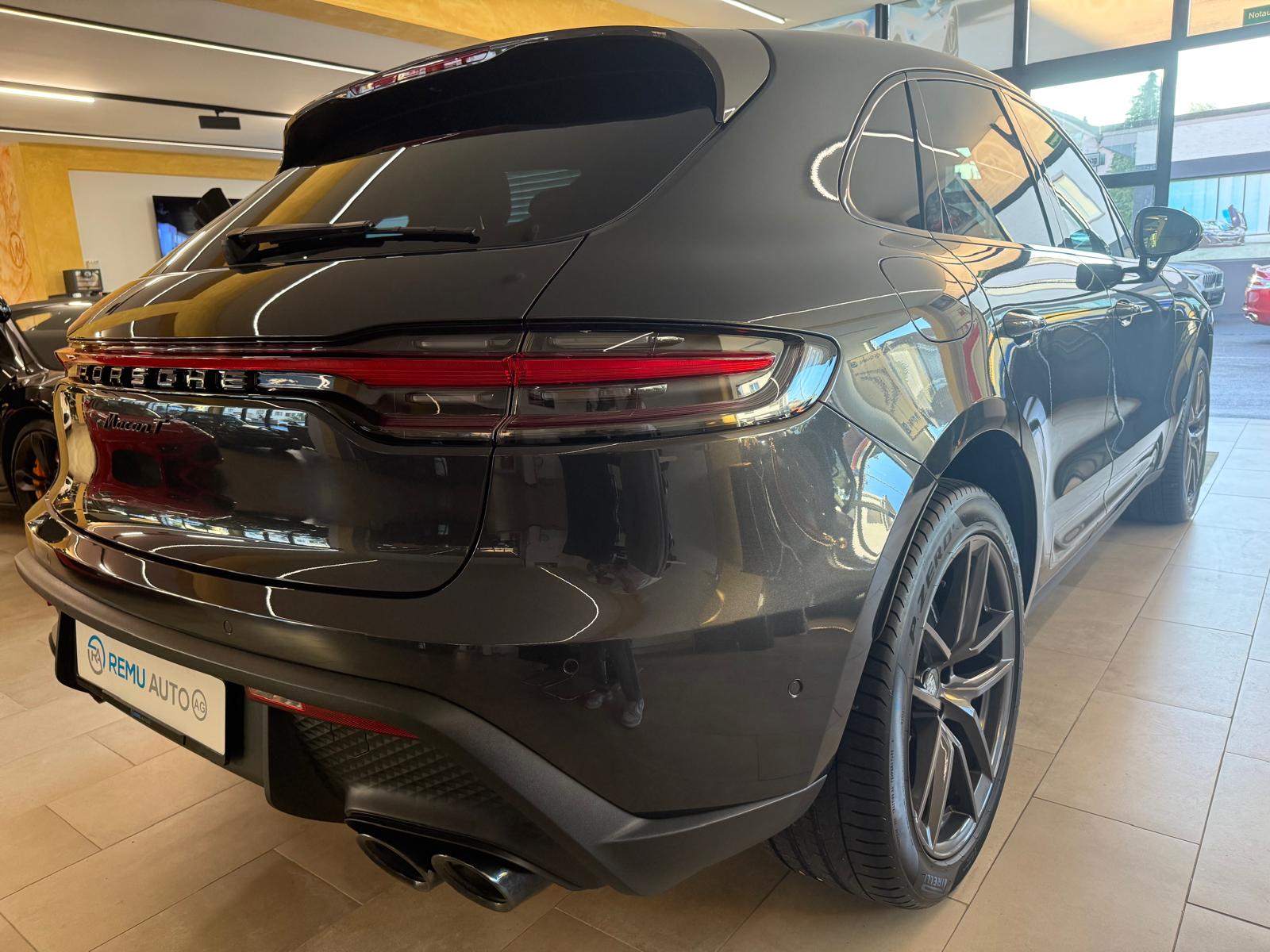 PORSCHE Macan T PDK-showroom-element-2