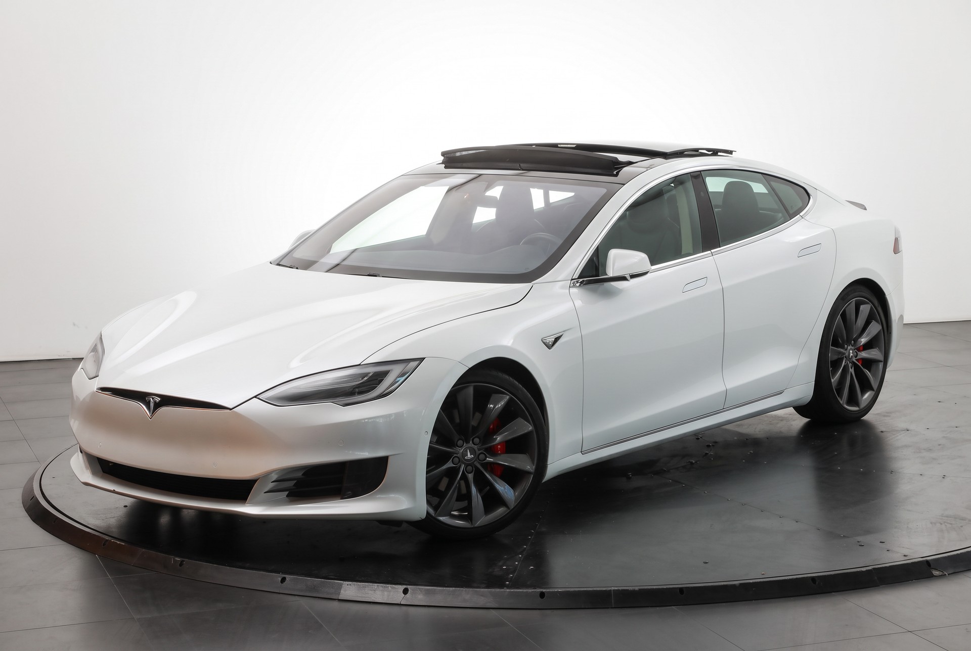 TESLA Model S 90 D Performance * CCS * Lifetime Supercharge SC01-showroom-element-3