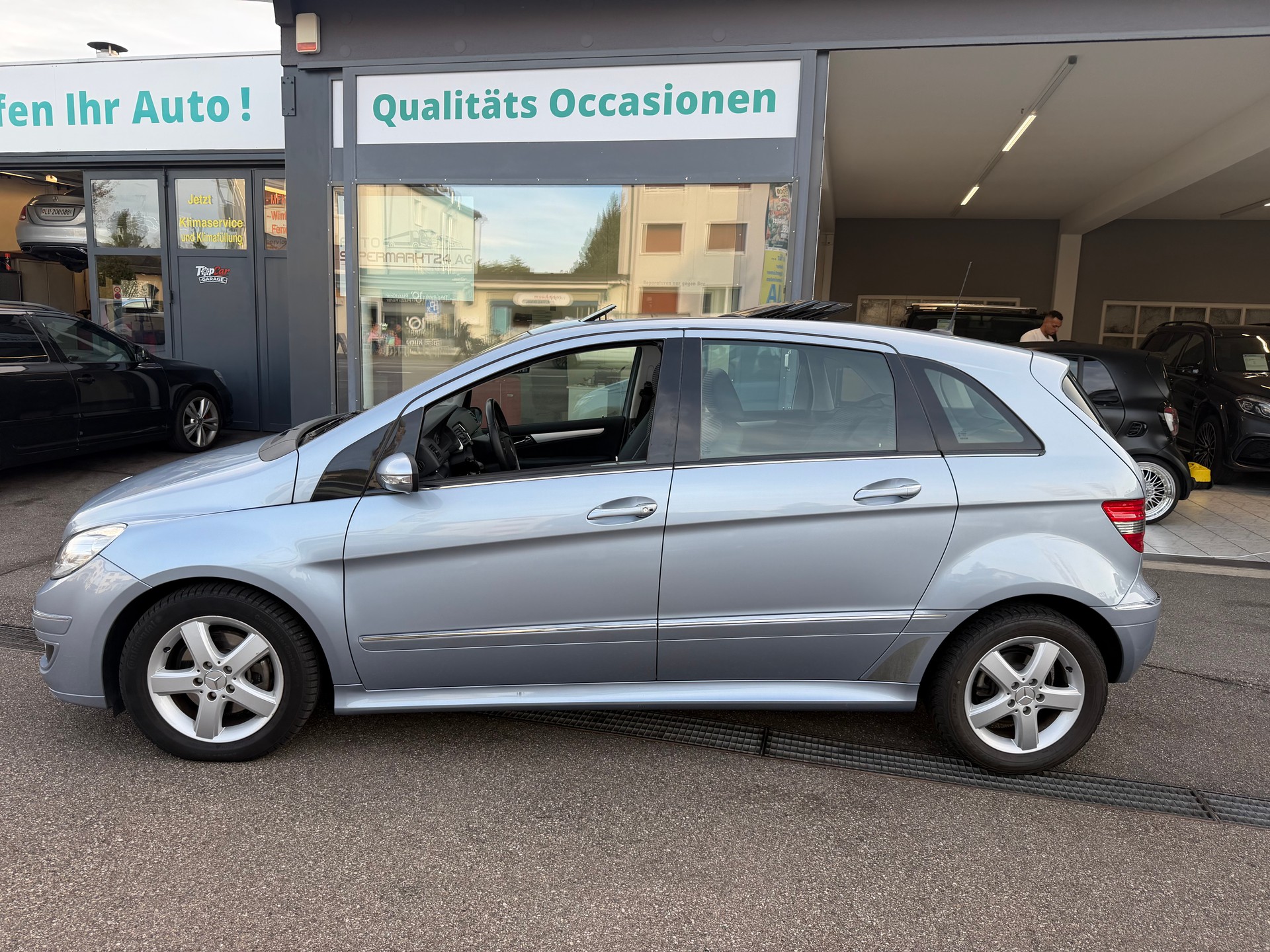 MERCEDES-BENZ B 200-showroom-element-1
