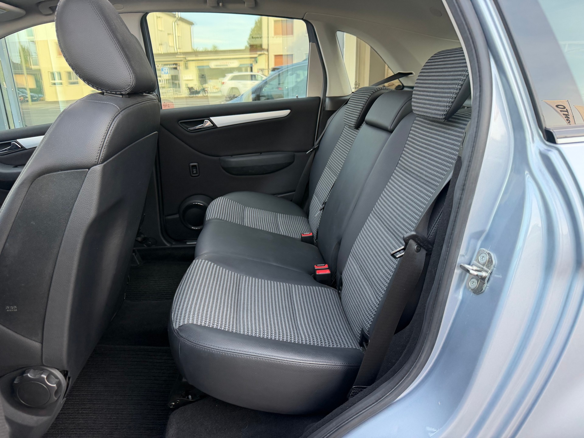 MERCEDES-BENZ B 200-image-9