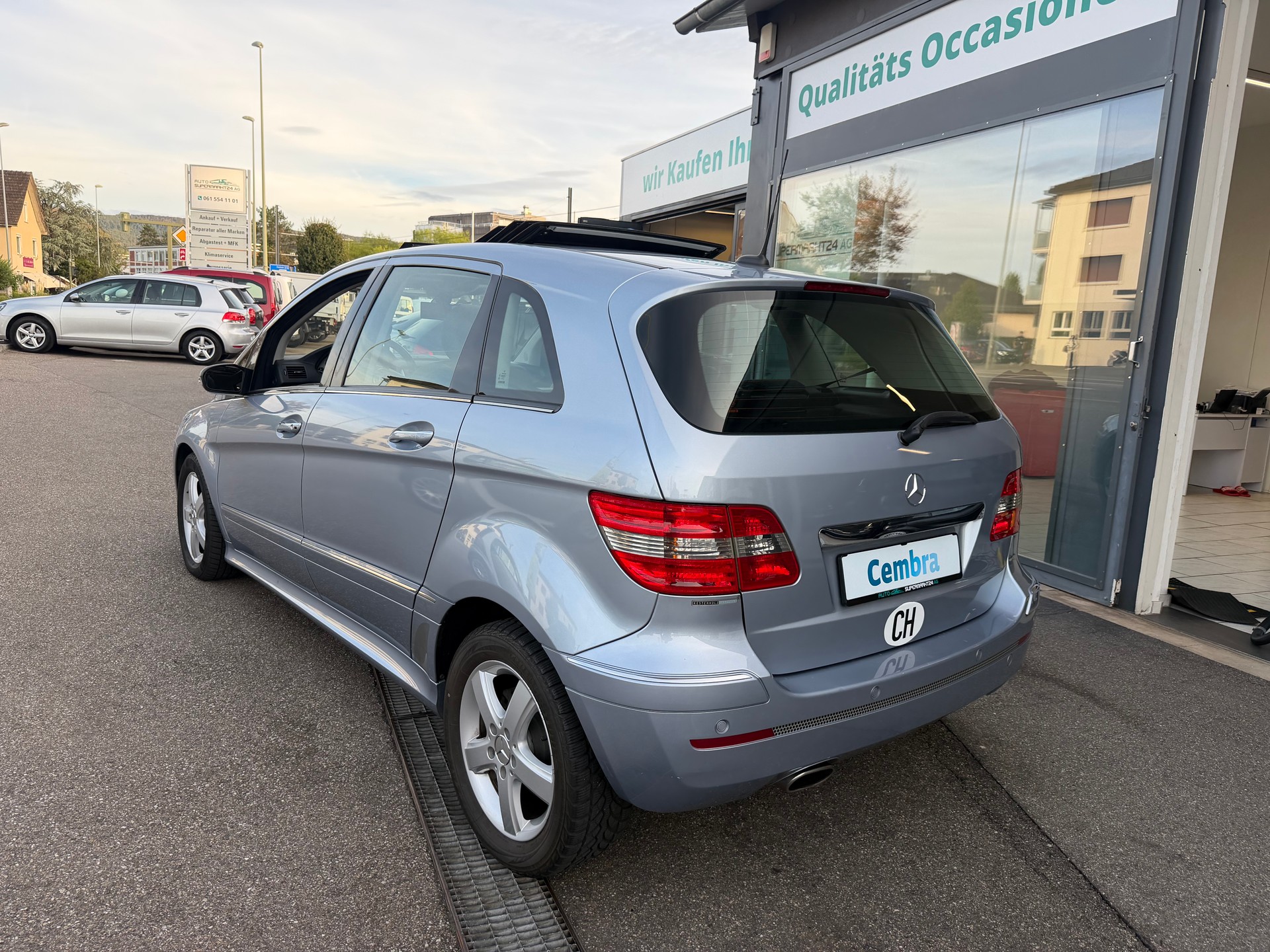 MERCEDES-BENZ B 200-showroom-element-2