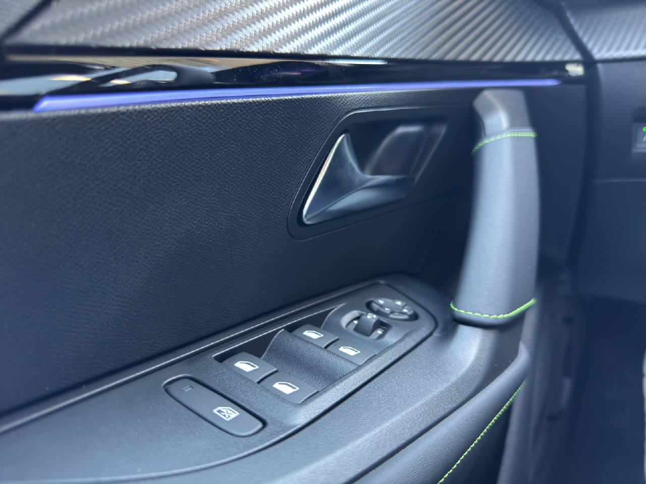 PEUGEOT 2008 1.2 Hybrid 145 GT-image-10