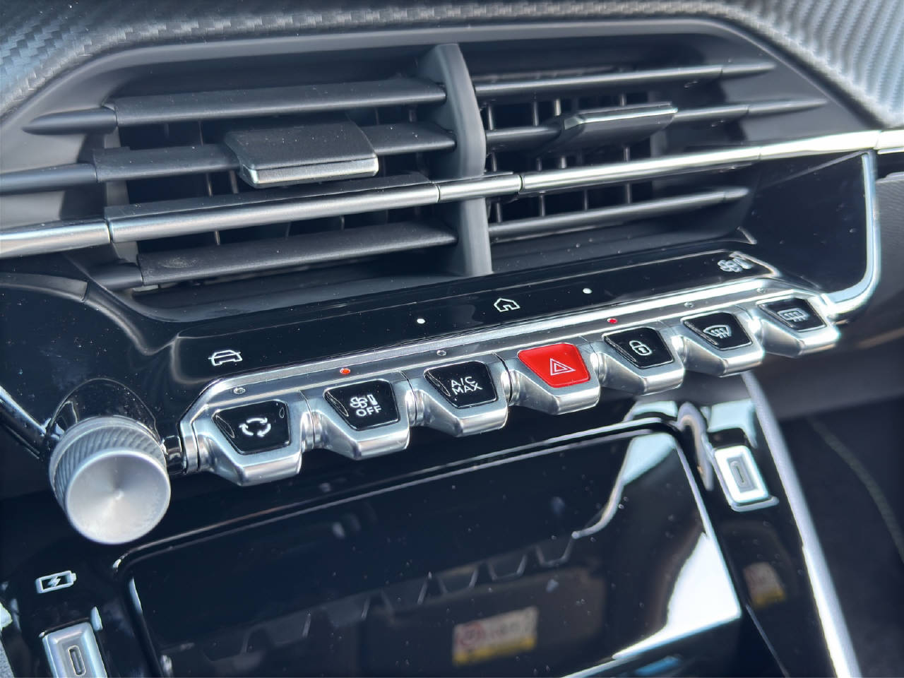 PEUGEOT 2008 1.2 Hybrid 145 GT-image-11