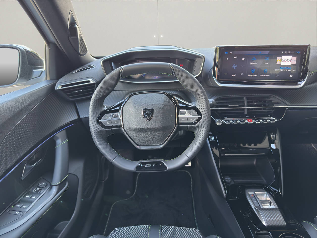 PEUGEOT 2008 1.2 Hybrid 145 GT-image-4