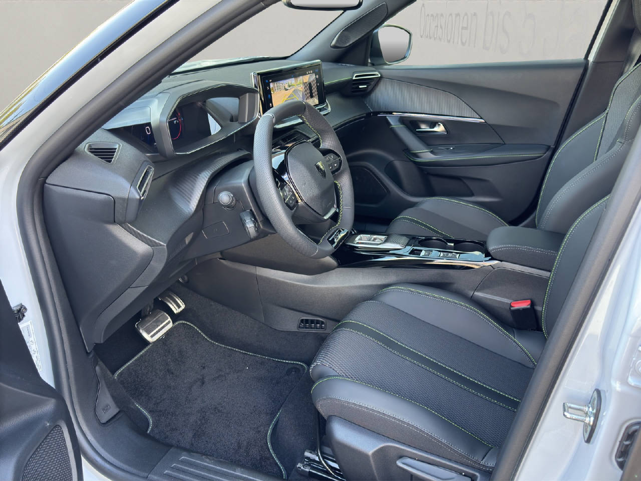 PEUGEOT 2008 1.2 Hybrid 145 GT-showroom-element-3