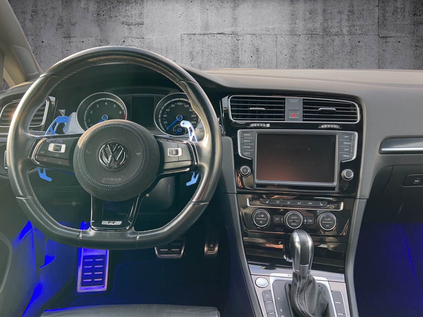 VW Golf 2.0 TSI R 4Motion DSG-image-13