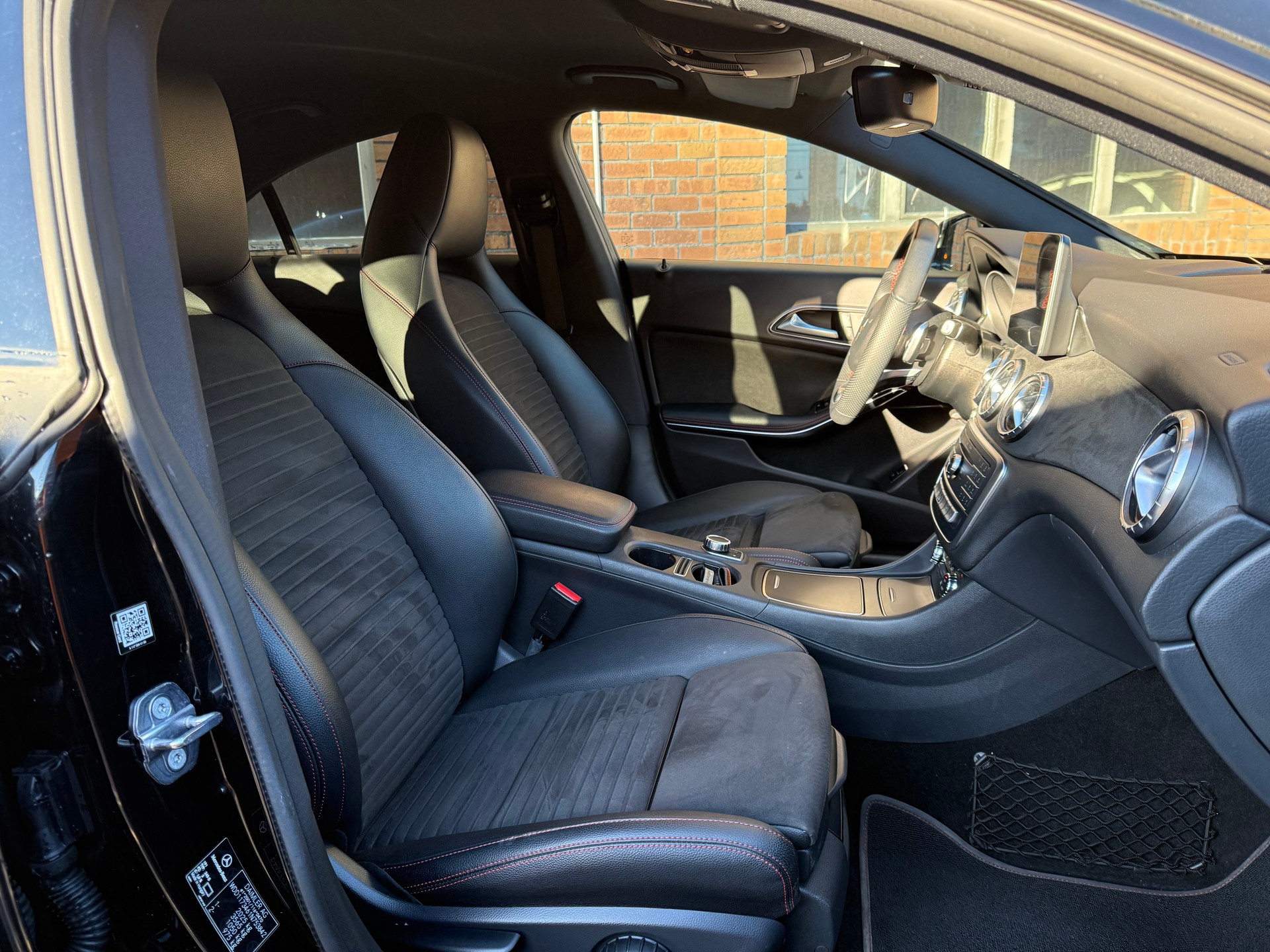 MERCEDES-BENZ CLA 250 AMG Line 7G-DCT 4Matic-image-7
