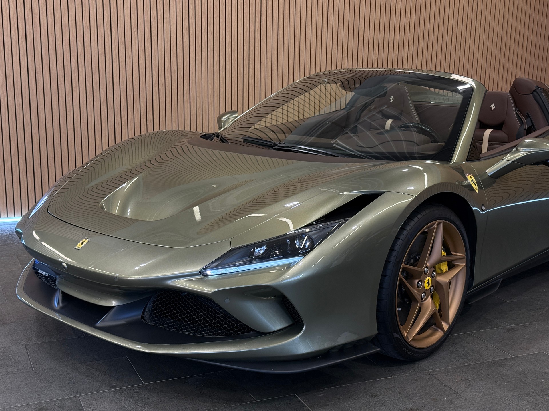 FERRARI F8 Spider *TAILOR MADE* Verde Masoni-showroom-element-3