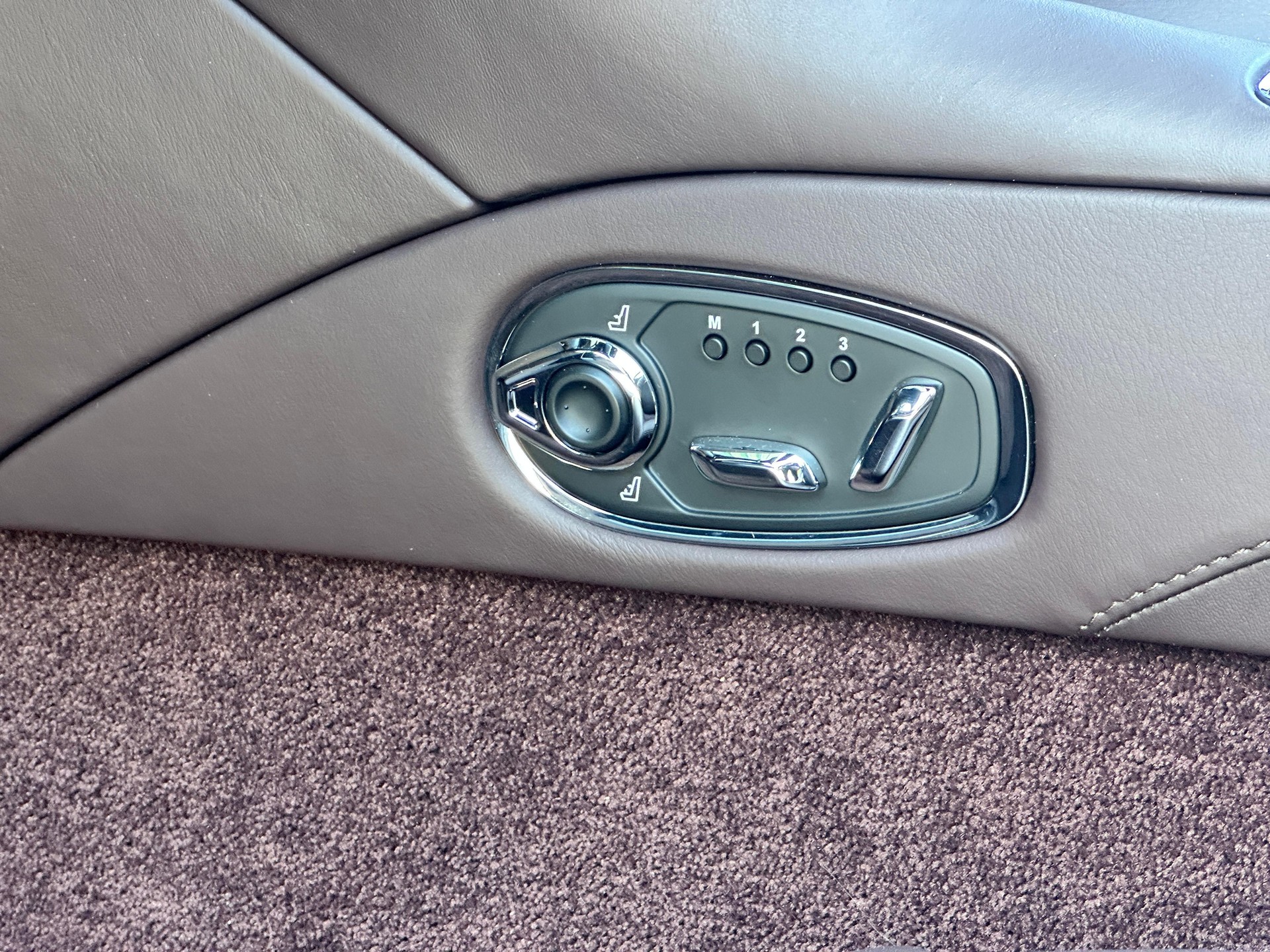 ASTON MARTIN DB11 Volante 4.0 V8 Bi-Turbo-image-18