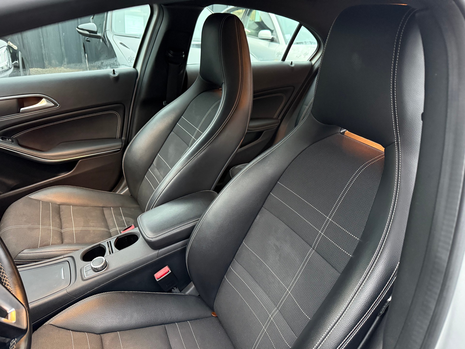 MERCEDES-BENZ A 180 Urban 7G-DCT-image-4