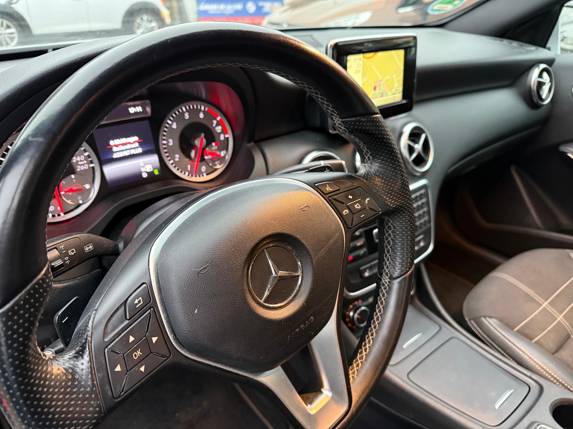 MERCEDES-BENZ A 180 Urban 7G-DCT-image-10