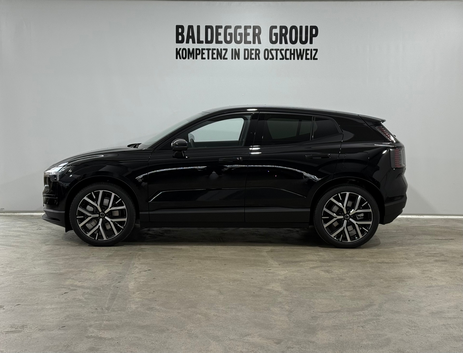 VOLVO EX 30 E60 Twin Plus Performance-showroom-element-1