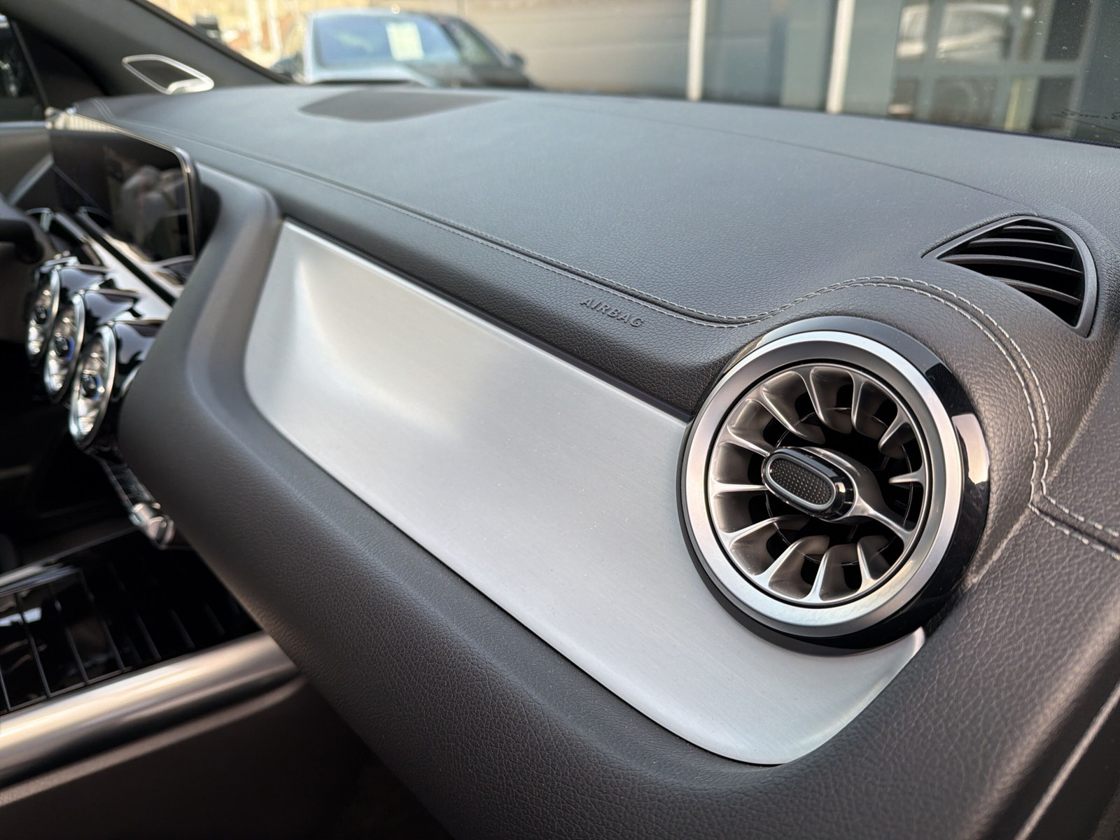 MERCEDES-BENZ EQA 350 AMG Line 4Matic-image-21