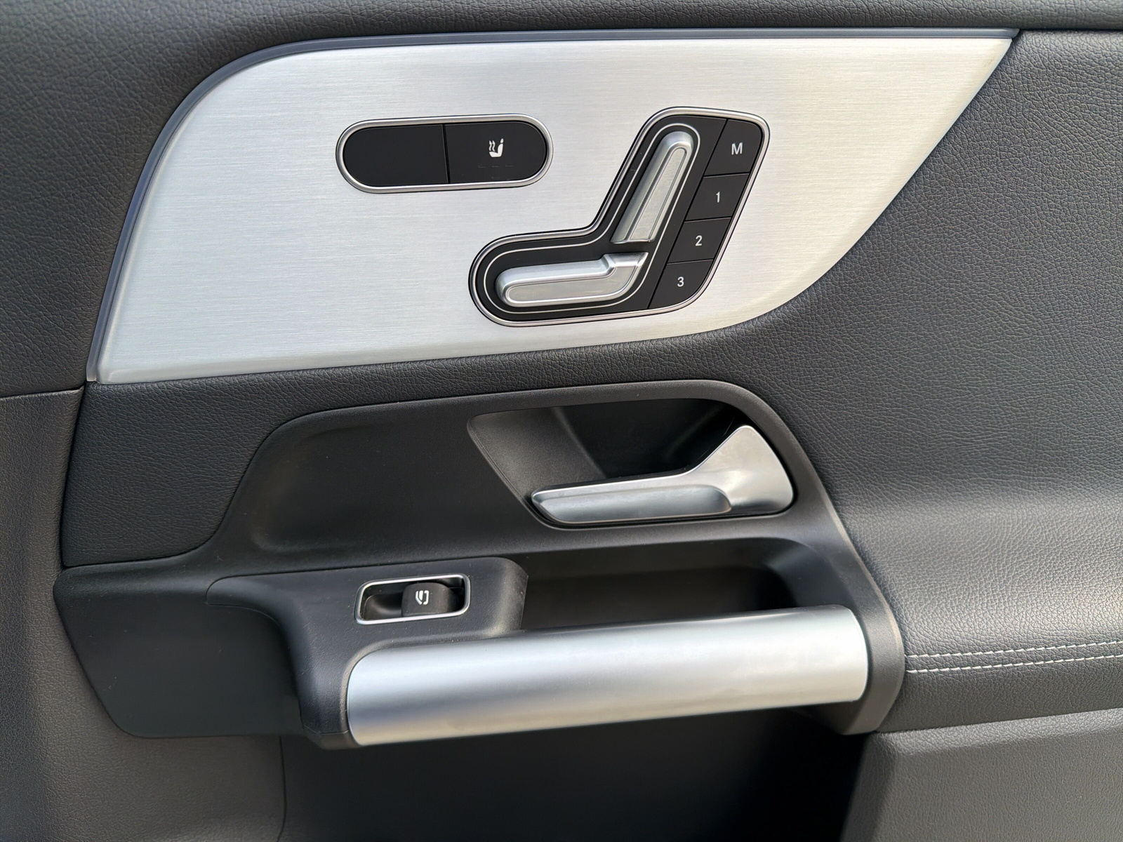 MERCEDES-BENZ EQA 350 AMG Line 4Matic-image-16