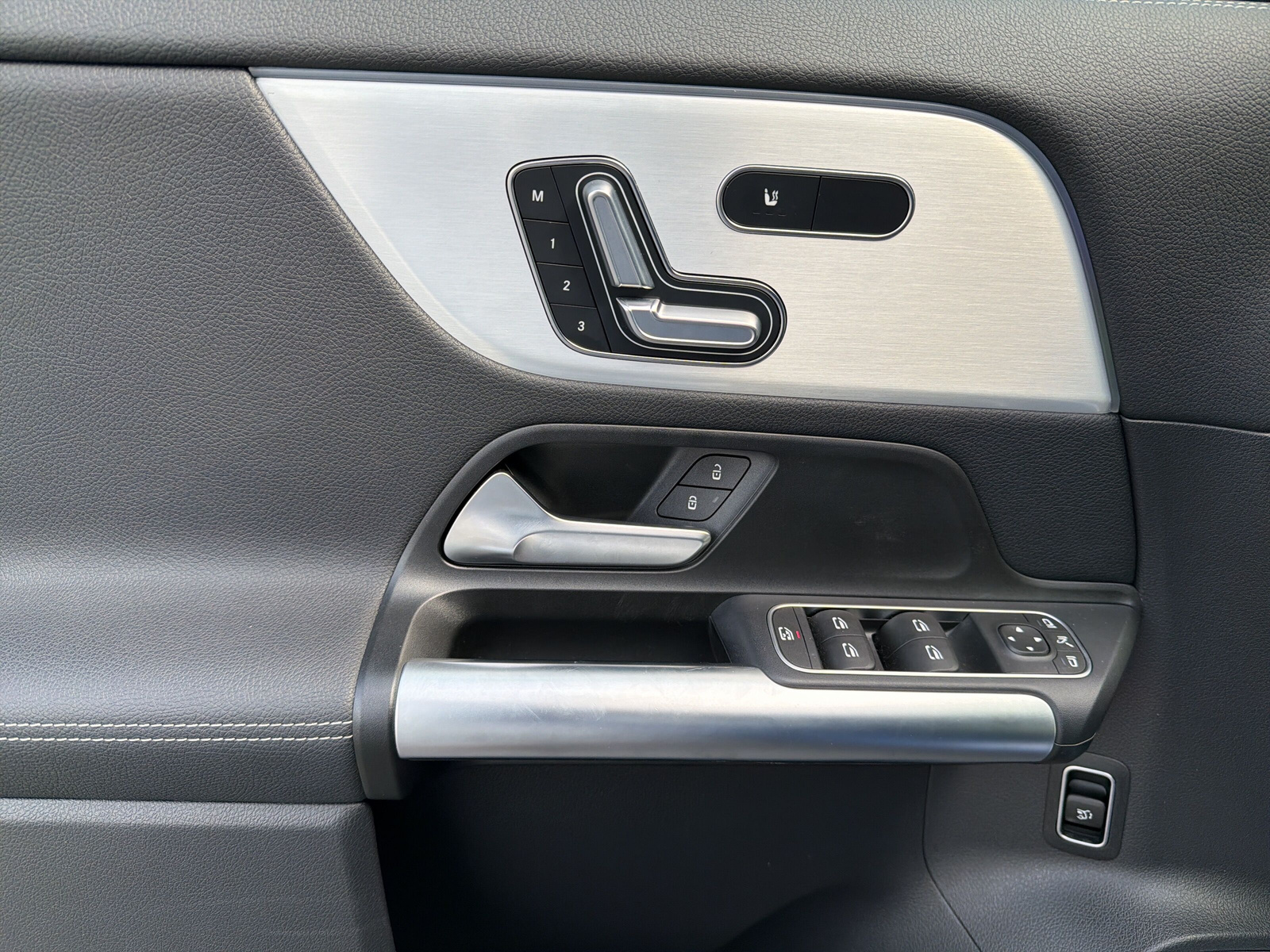 MERCEDES-BENZ EQA 350 AMG Line 4Matic-image-11