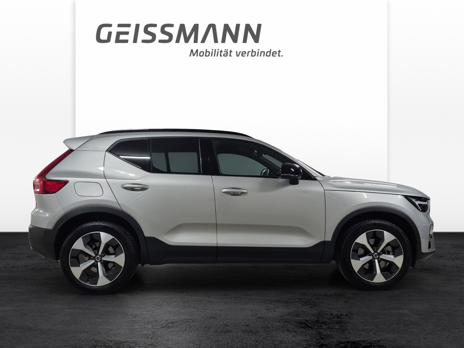 VOLVO XC40 2.0 B4 MH Plus Dark-showroom-element-3