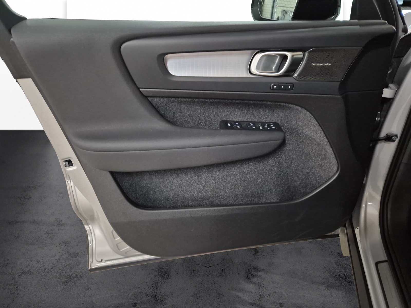 VOLVO XC40 2.0 B4 MH Plus Dark-image-13