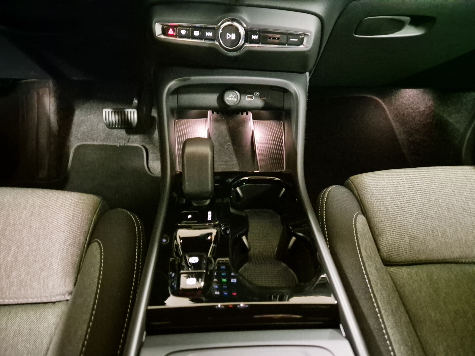 VOLVO XC40 2.0 B4 MH Plus Dark-image-14