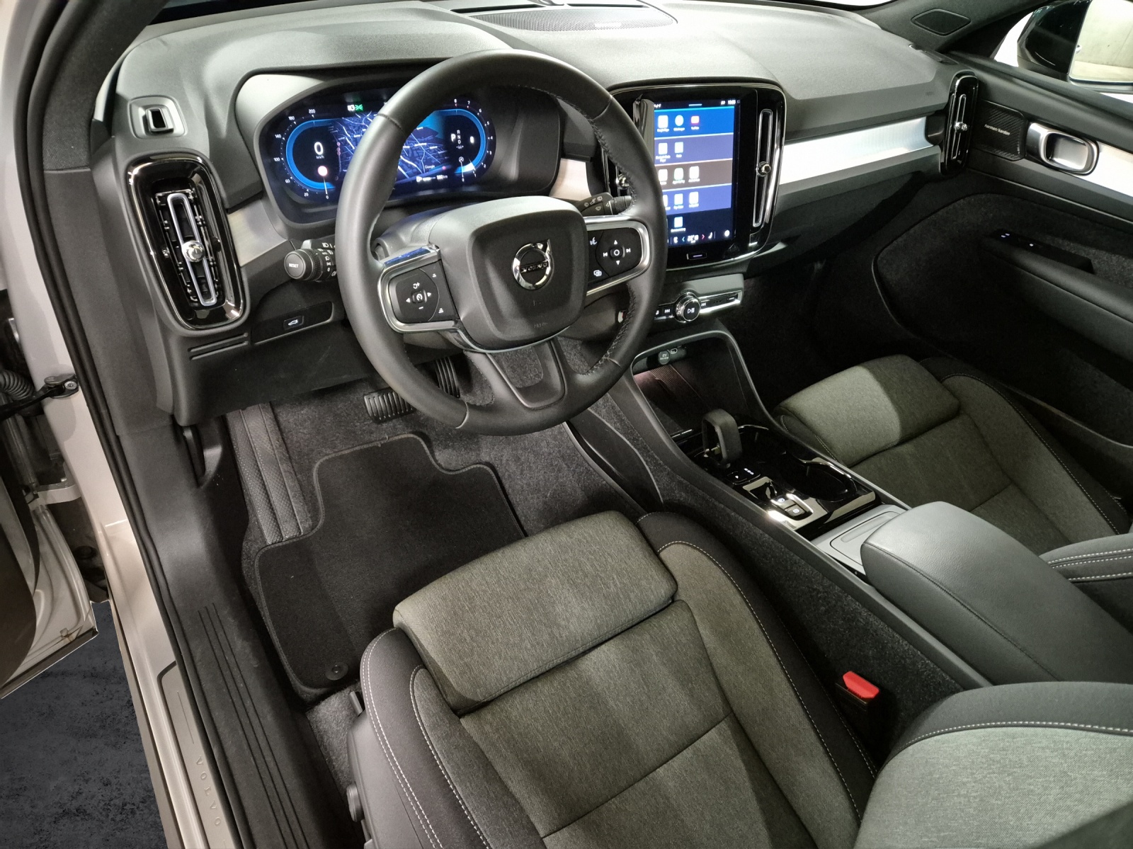VOLVO XC40 2.0 B4 MH Plus Dark-image-8