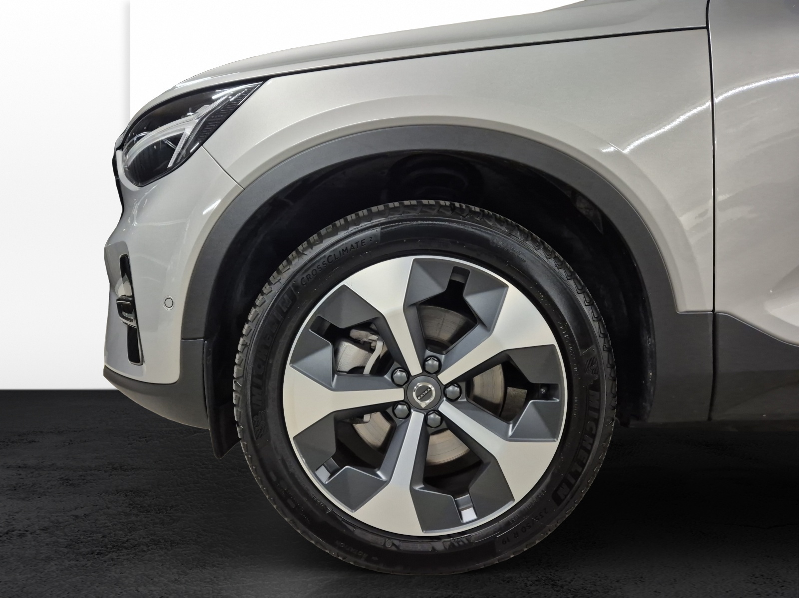 VOLVO XC40 2.0 B4 MH Plus Dark-image-19